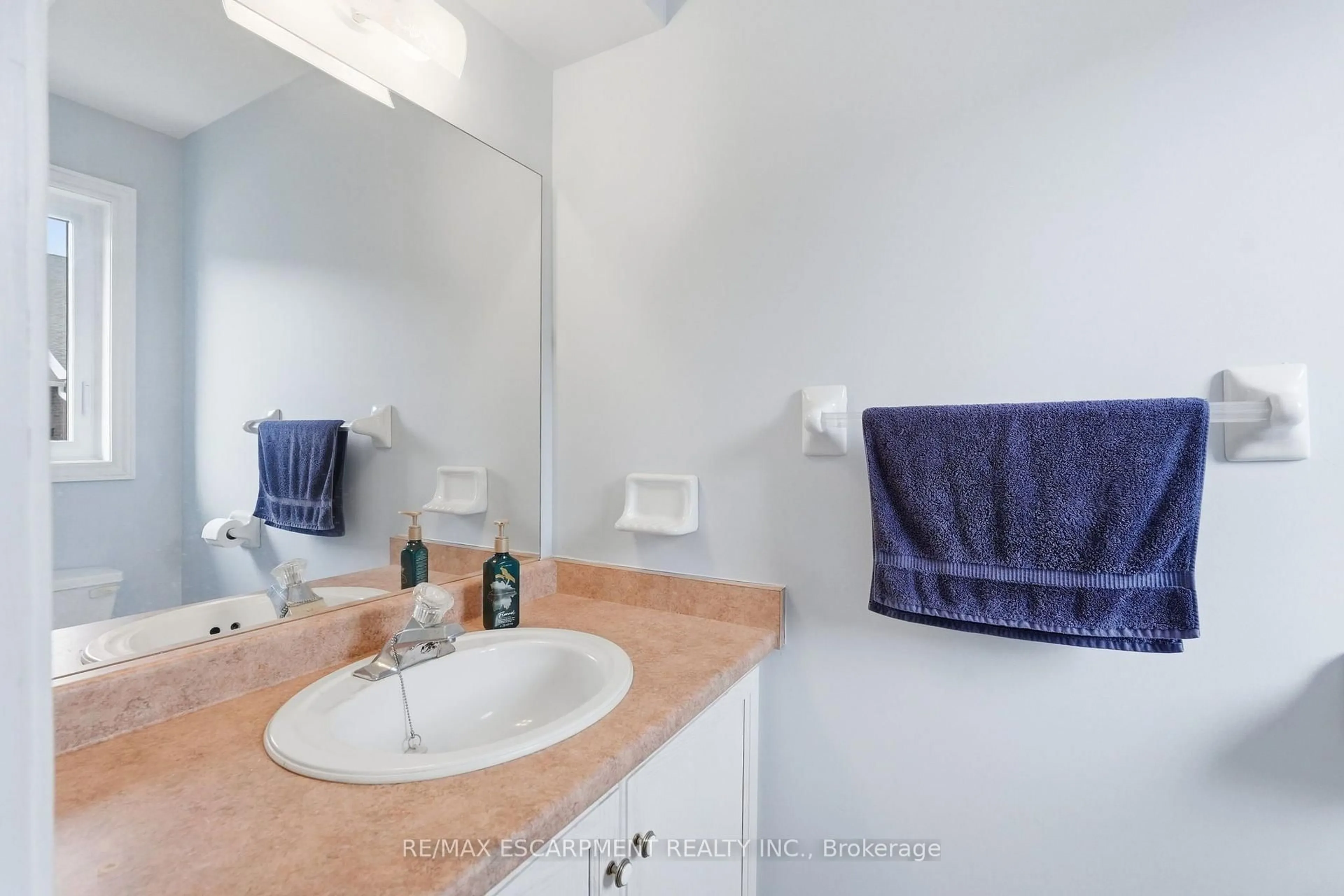 Standard bathroom, unknown for 222 FELLOWES Cres #2, Hamilton Ontario L8B 0R1