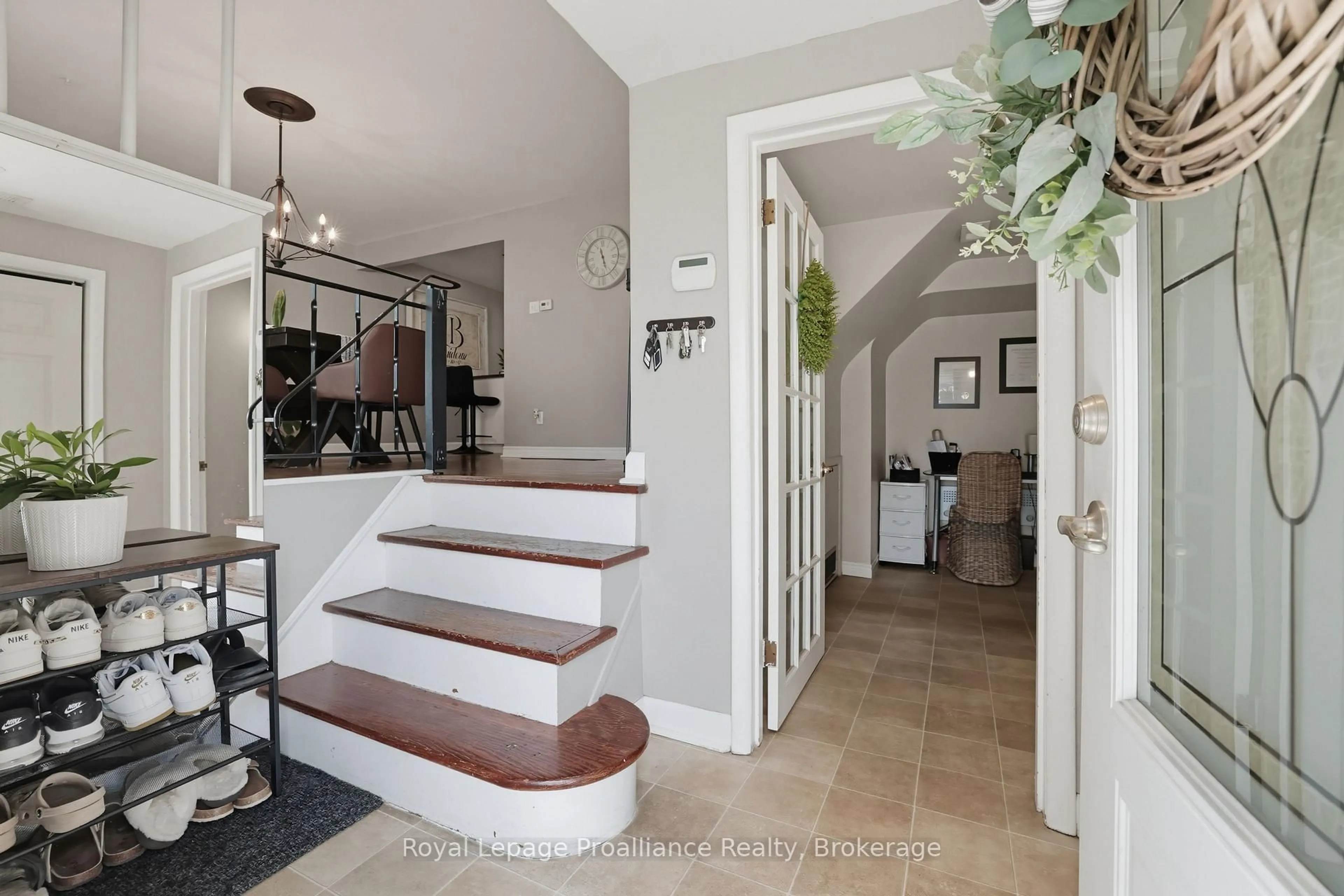 Indoor entryway for 28 Linton Park Rd, Belleville Ontario K8N 4K9