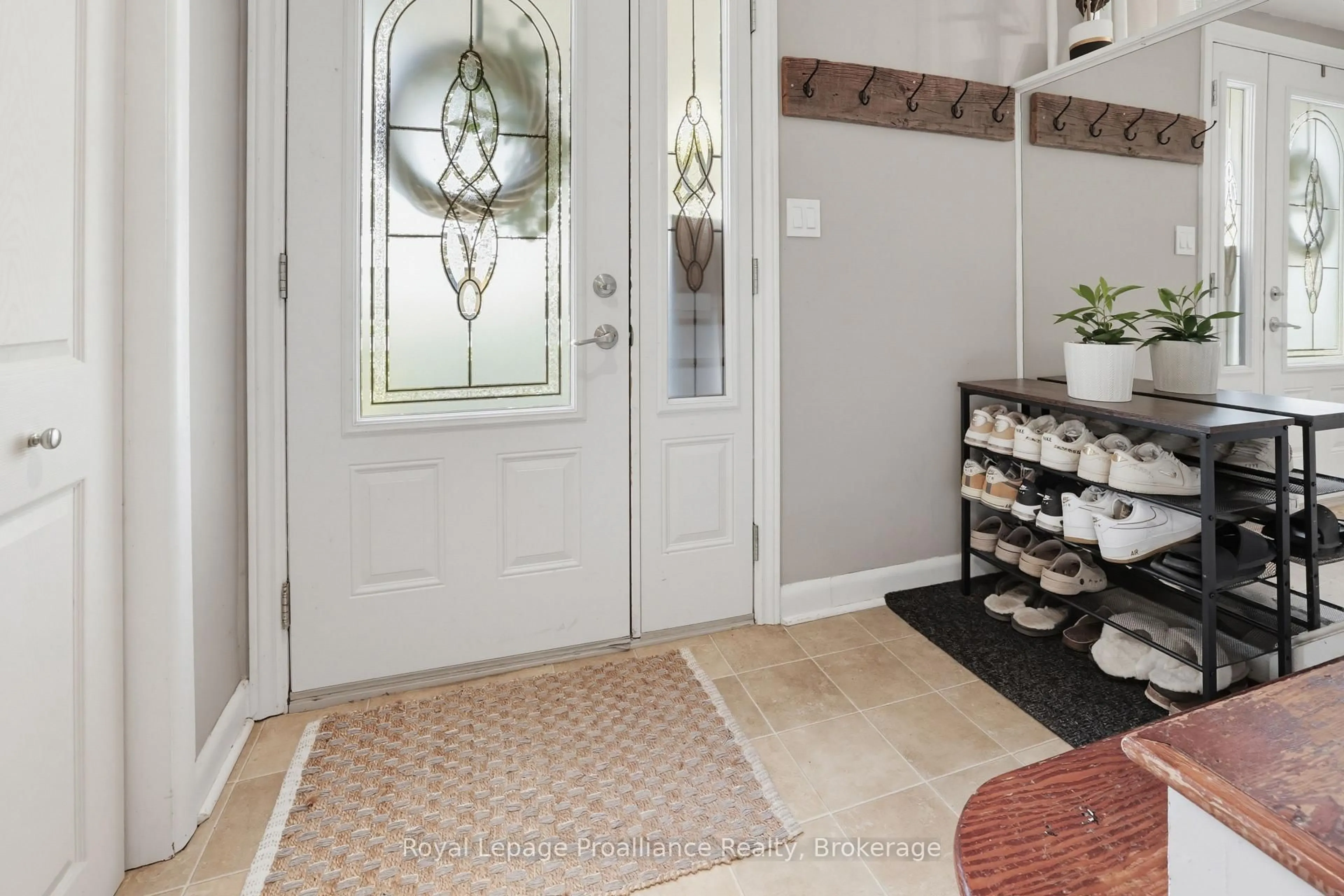 Indoor entryway for 28 Linton Park Rd, Belleville Ontario K8N 4K9