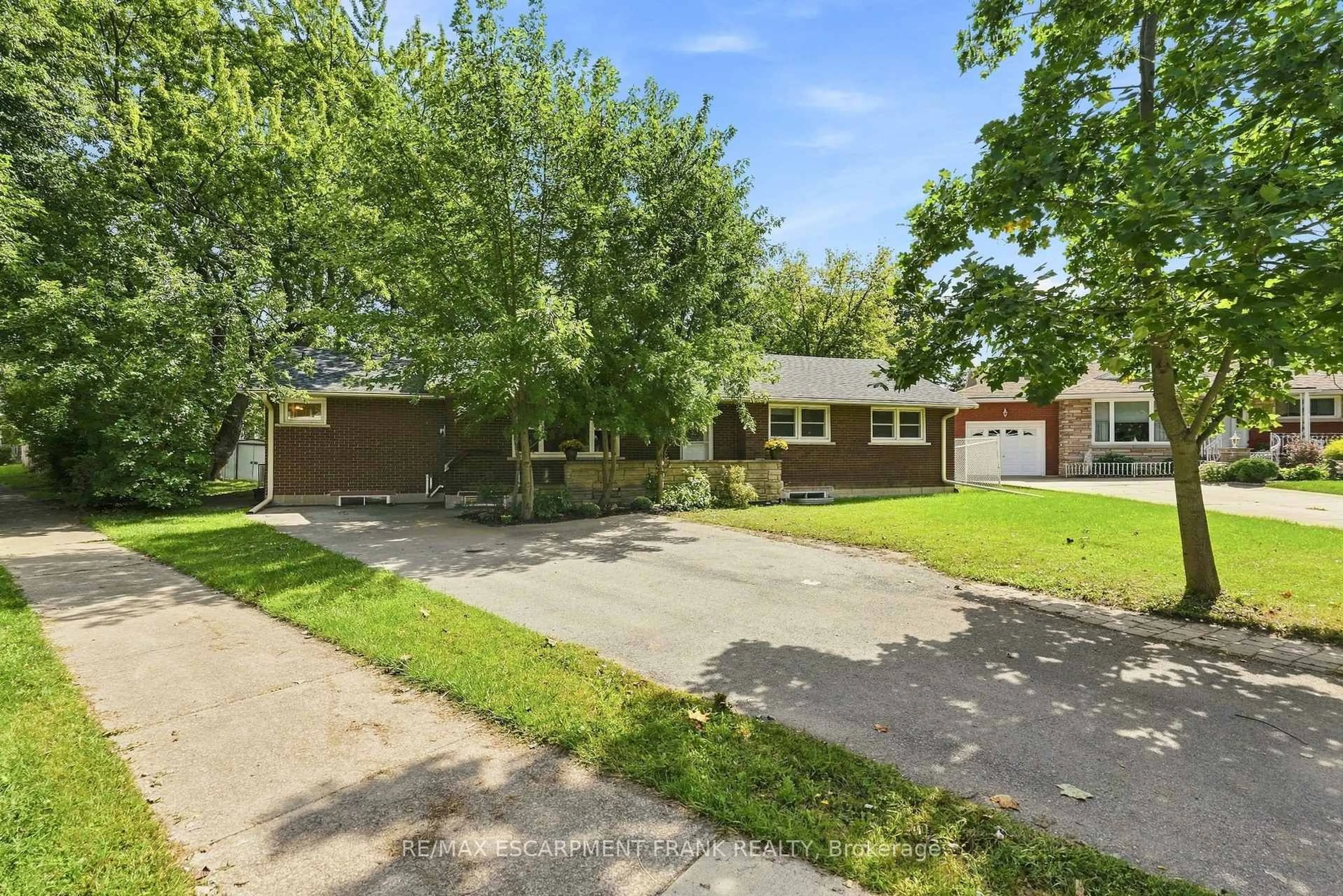 A pic from outside/outdoor area/front of a property/back of a property/a pic from drone, street for 8 EMMING Crt, Hamilton Ontario L9C 4A2