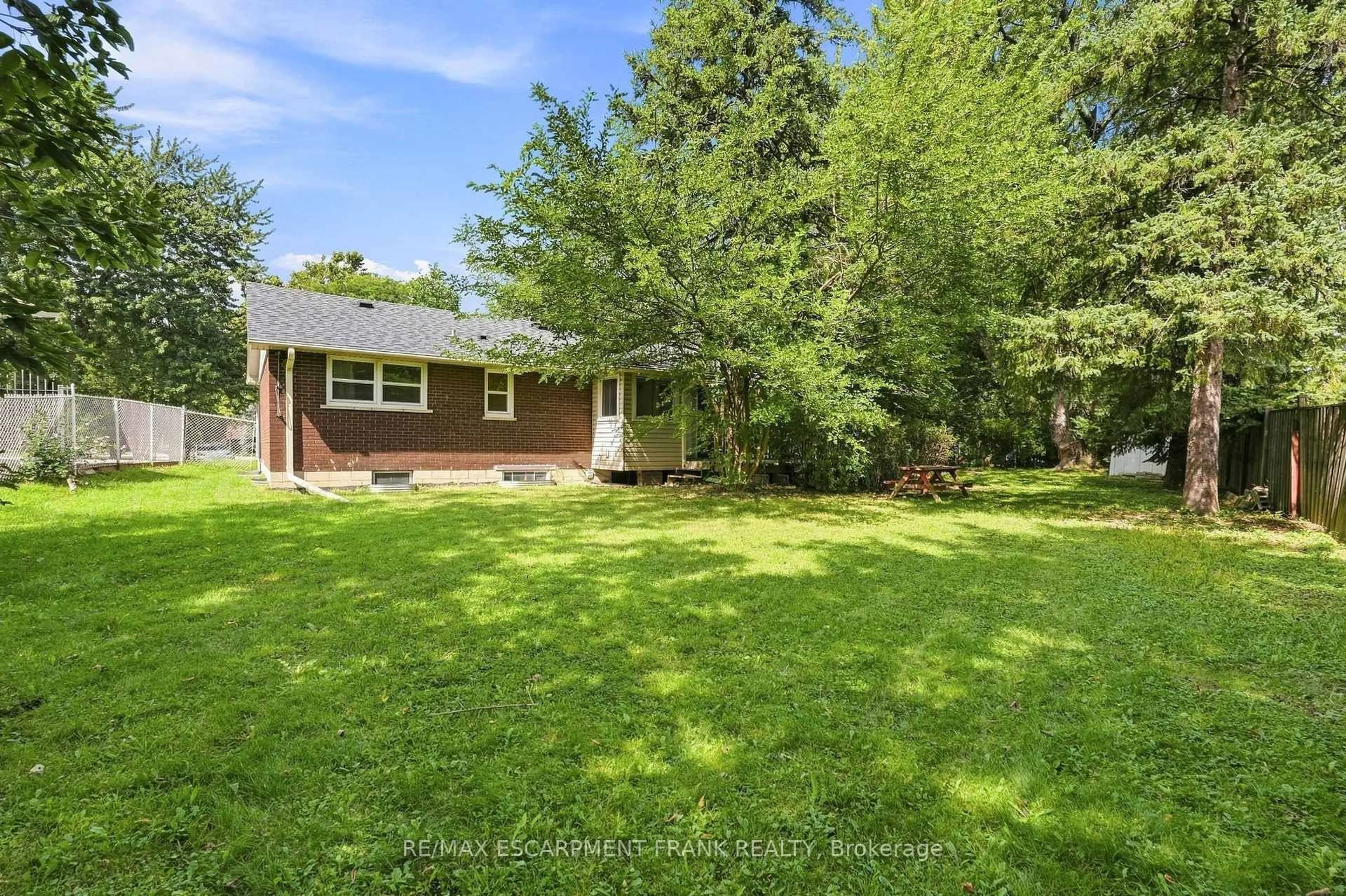 A pic from outside/outdoor area/front of a property/back of a property/a pic from drone, street for 8 EMMING Crt, Hamilton Ontario L9C 4A2