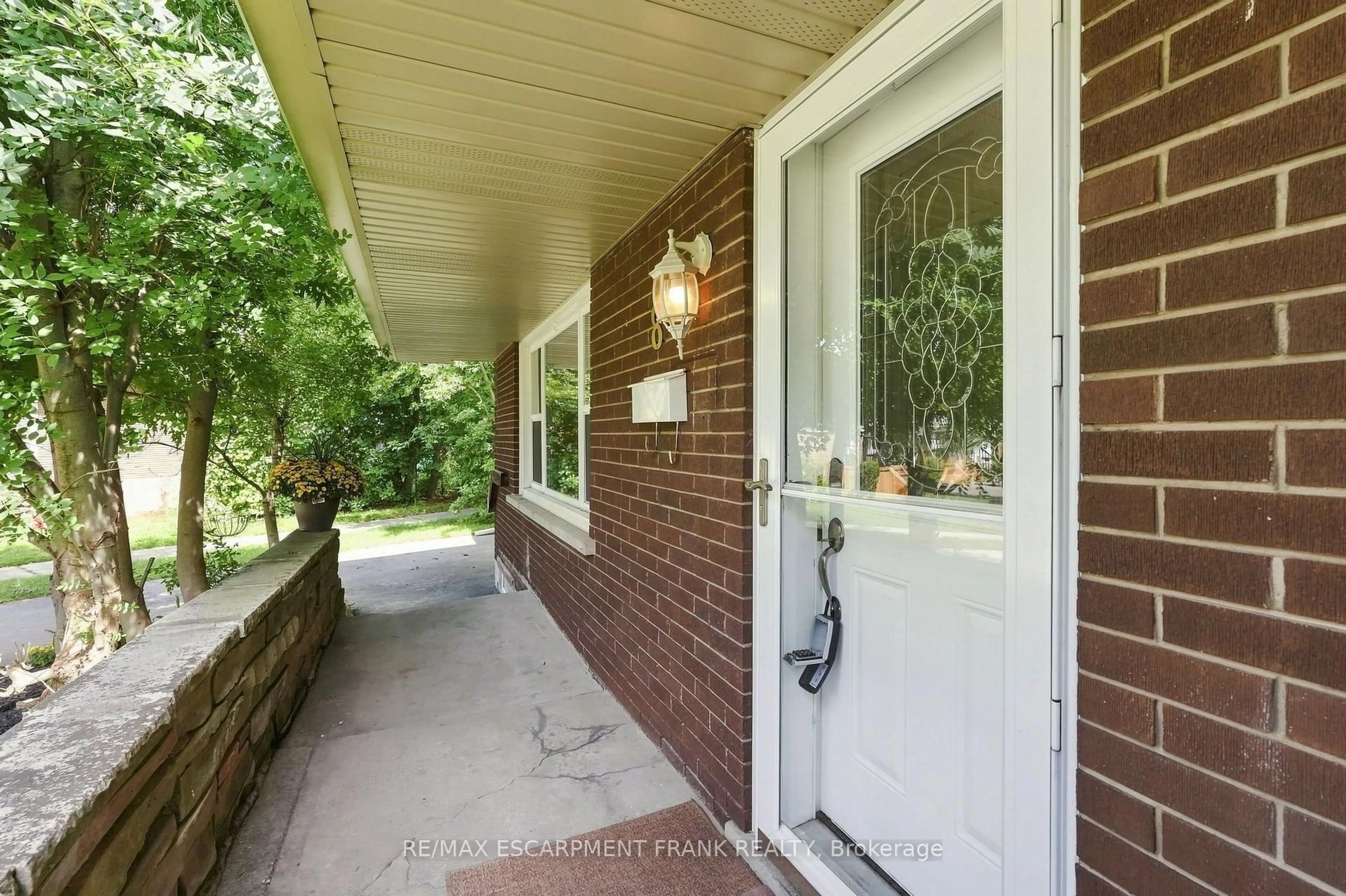 Indoor entryway for 8 EMMING Crt, Hamilton Ontario L9C 4A2