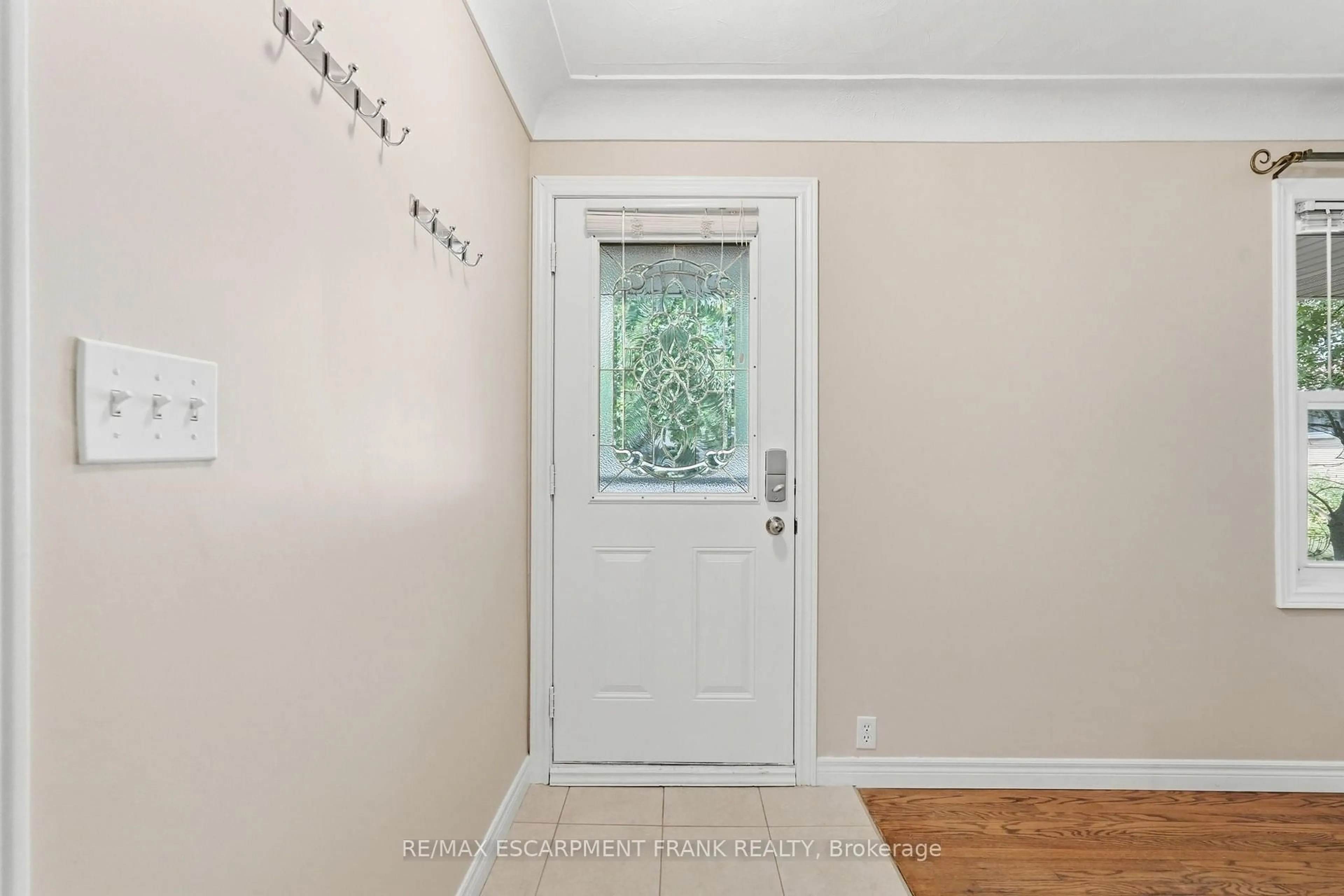 Indoor entryway for 8 EMMING Crt, Hamilton Ontario L9C 4A2