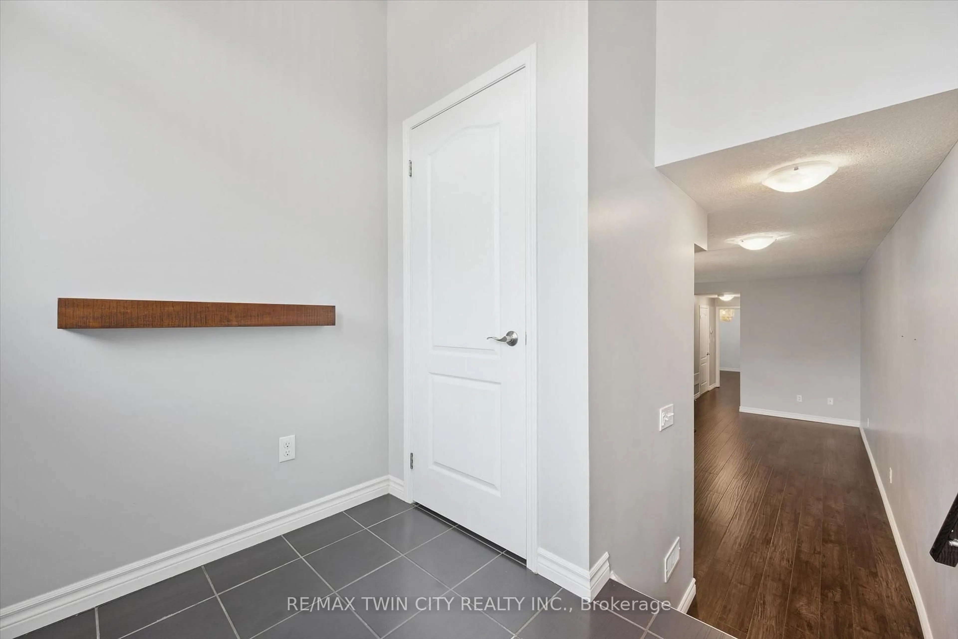 Indoor entryway for 931 Glasgow St #33D, Kitchener Ontario N2N 0B6