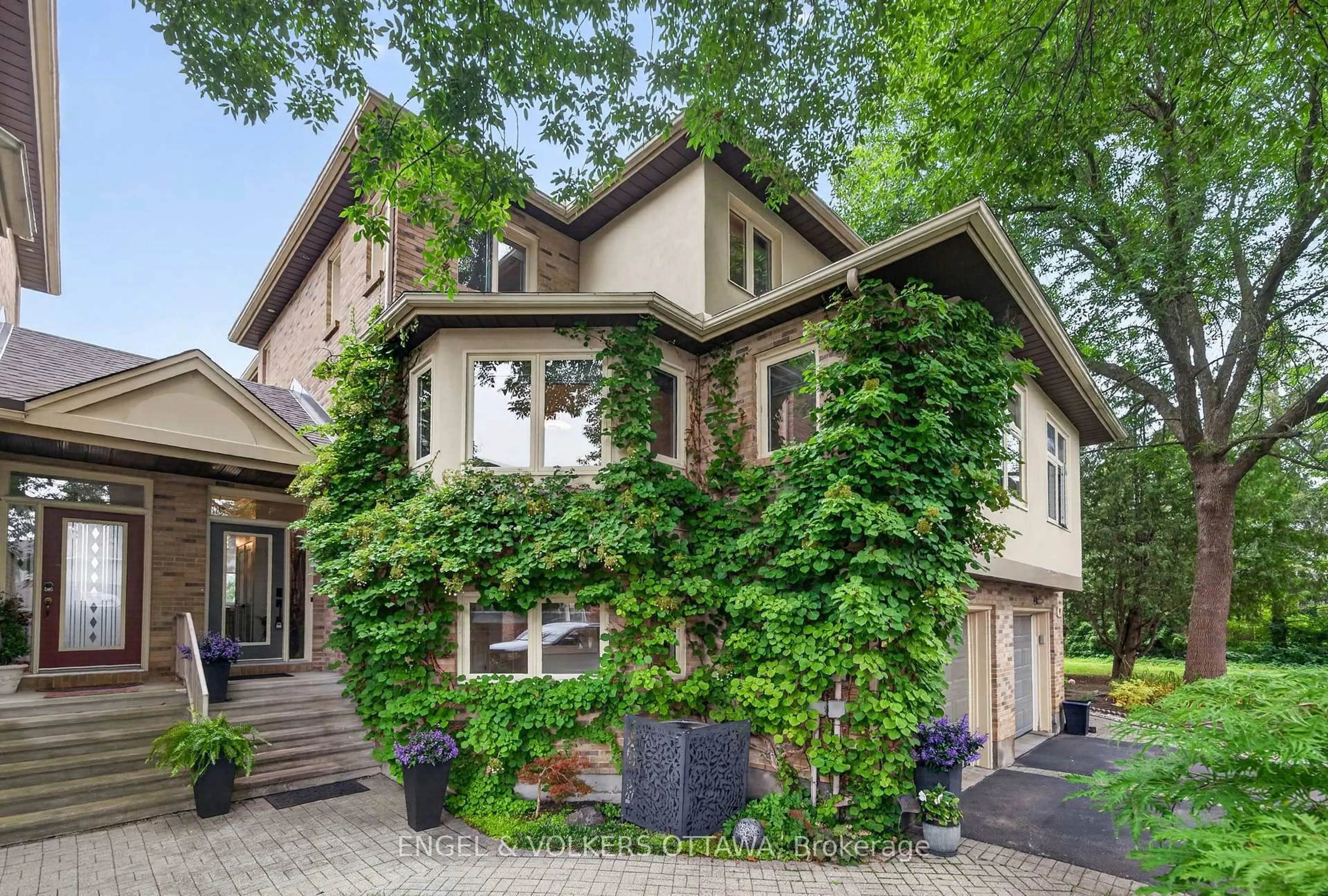 Home with brick exterior material, street for 7 Nelford Crt, Ottawa Ontario K2K 2L8