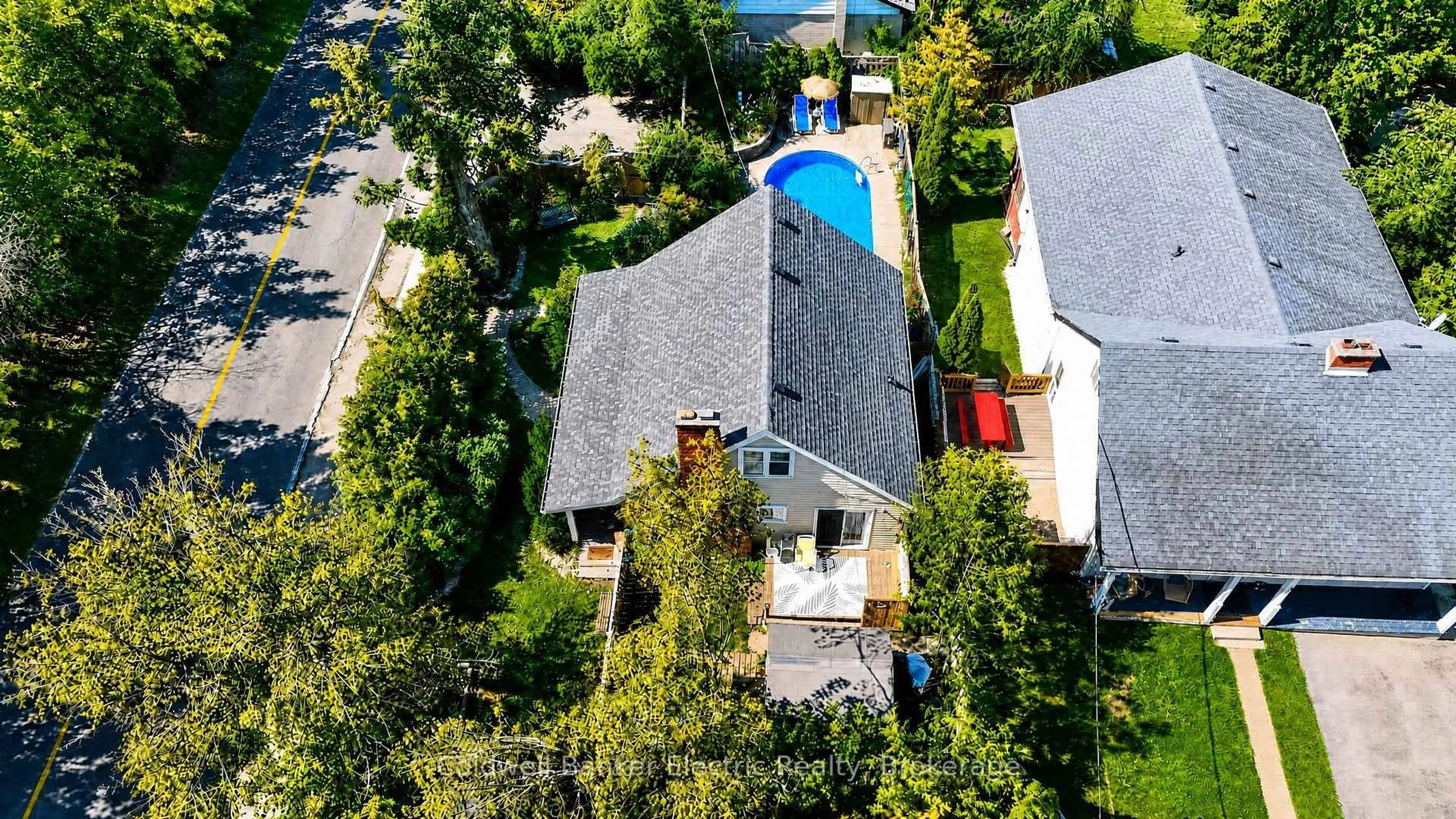 A pic from outside/outdoor area/front of a property/back of a property/a pic from drone, street for 603 Ludgate St, Peterborough Ontario K9H 2B9