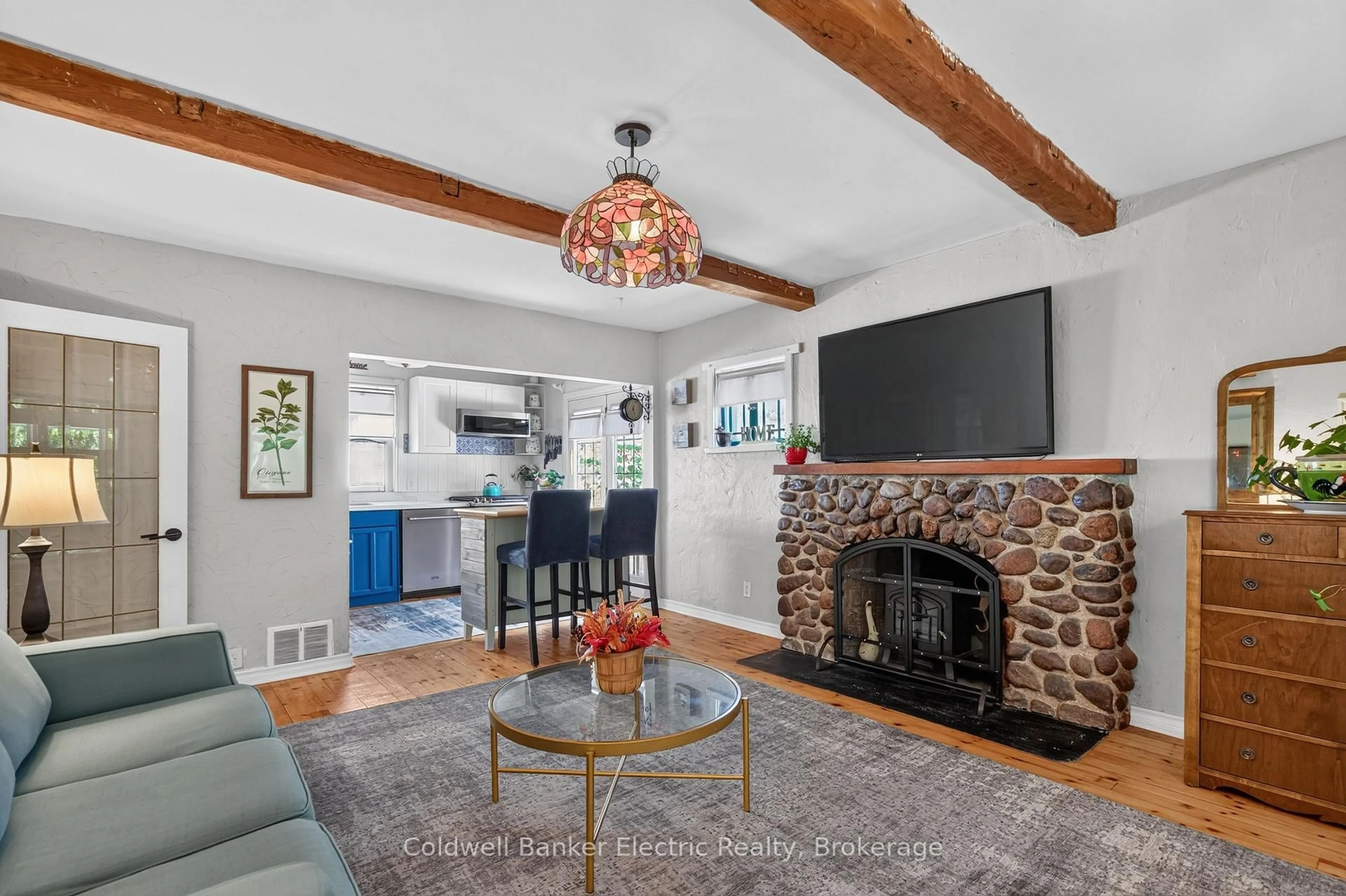 Living room with furniture, unknown for 603 Ludgate St, Peterborough Ontario K9H 2B9