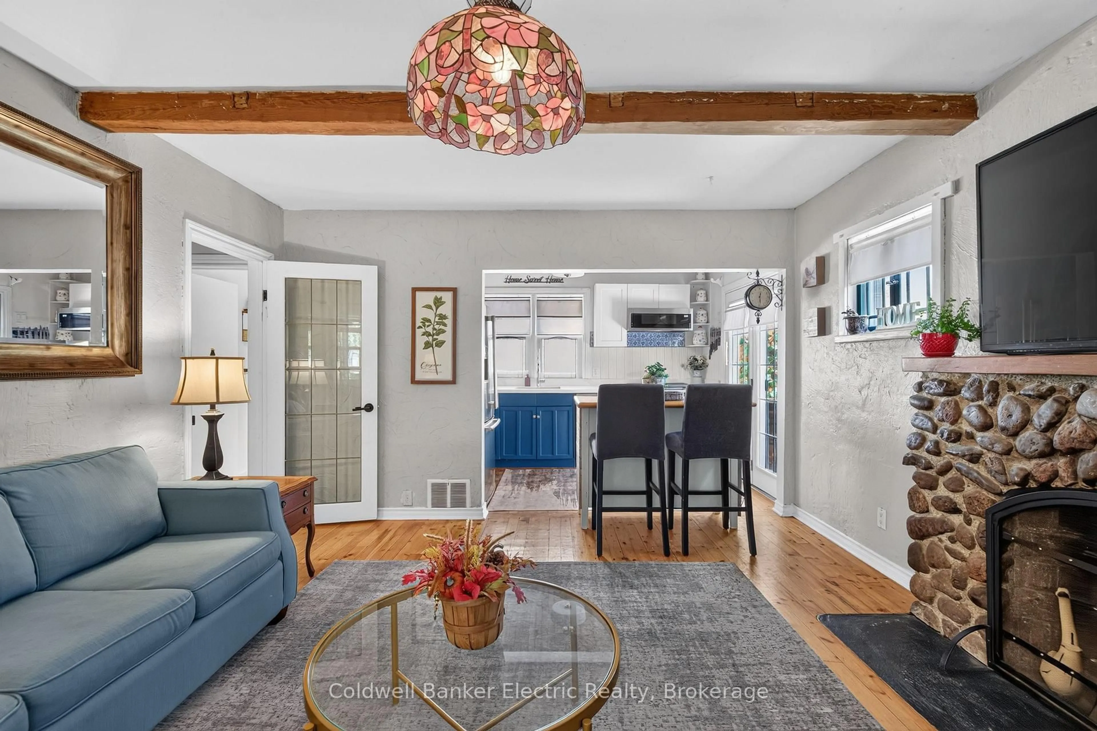 Living room with furniture, unknown for 603 Ludgate St, Peterborough Ontario K9H 2B9