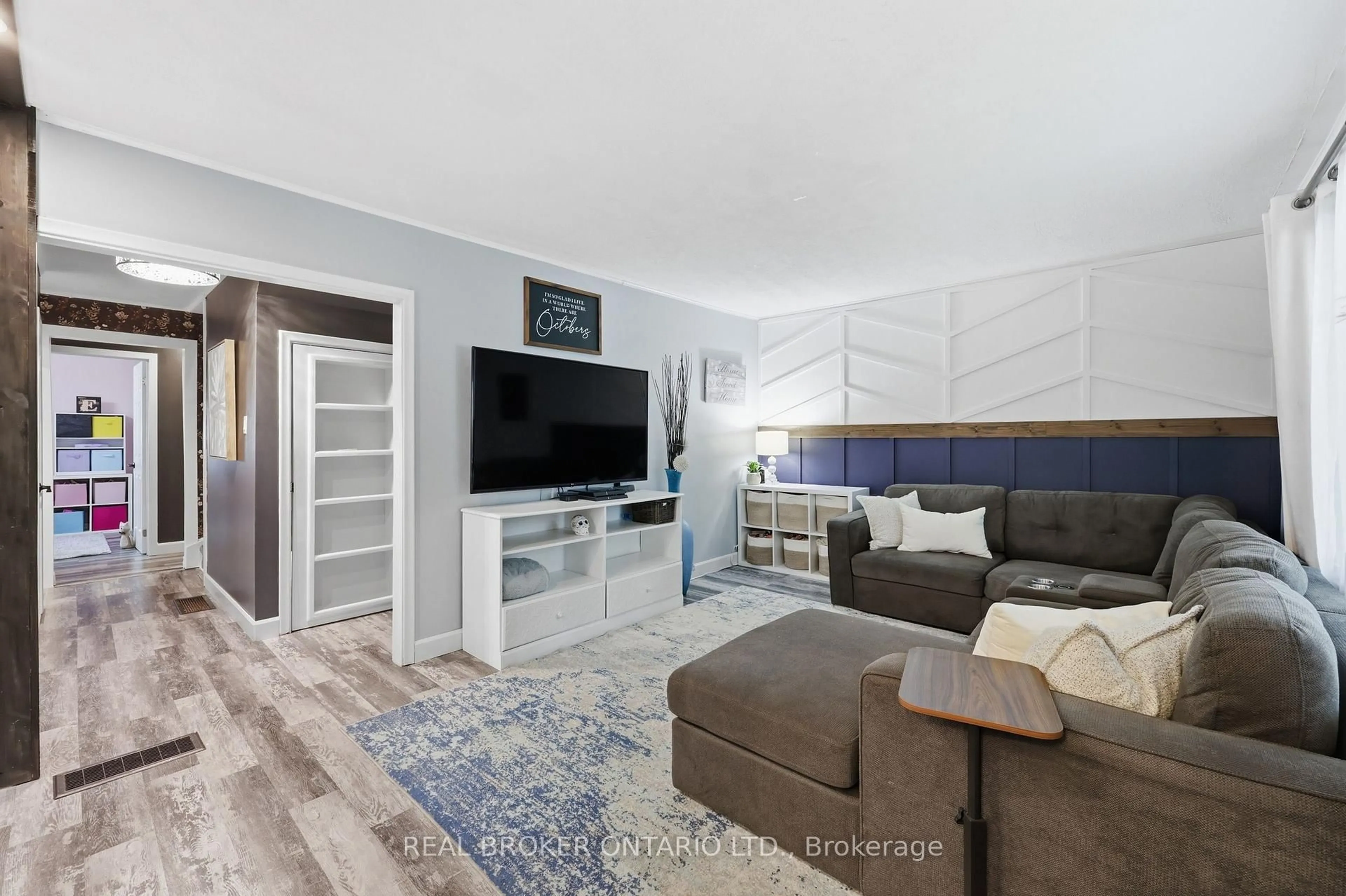 Living room with furniture, unknown for 21 Ridgewood Ave, Guelph Ontario N1H 6C3