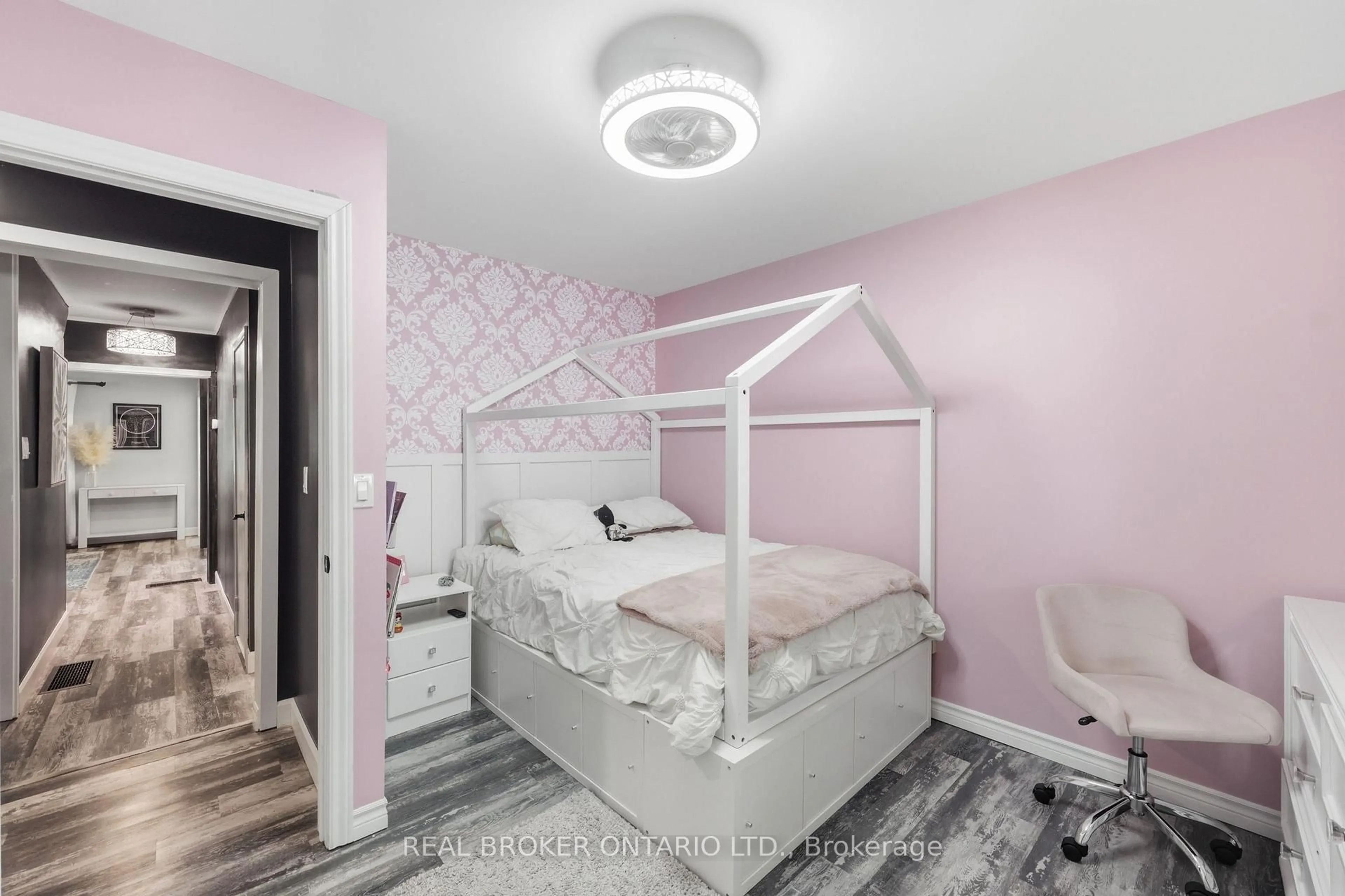 Bedroom with bed, unknown for 21 Ridgewood Ave, Guelph Ontario N1H 6C3