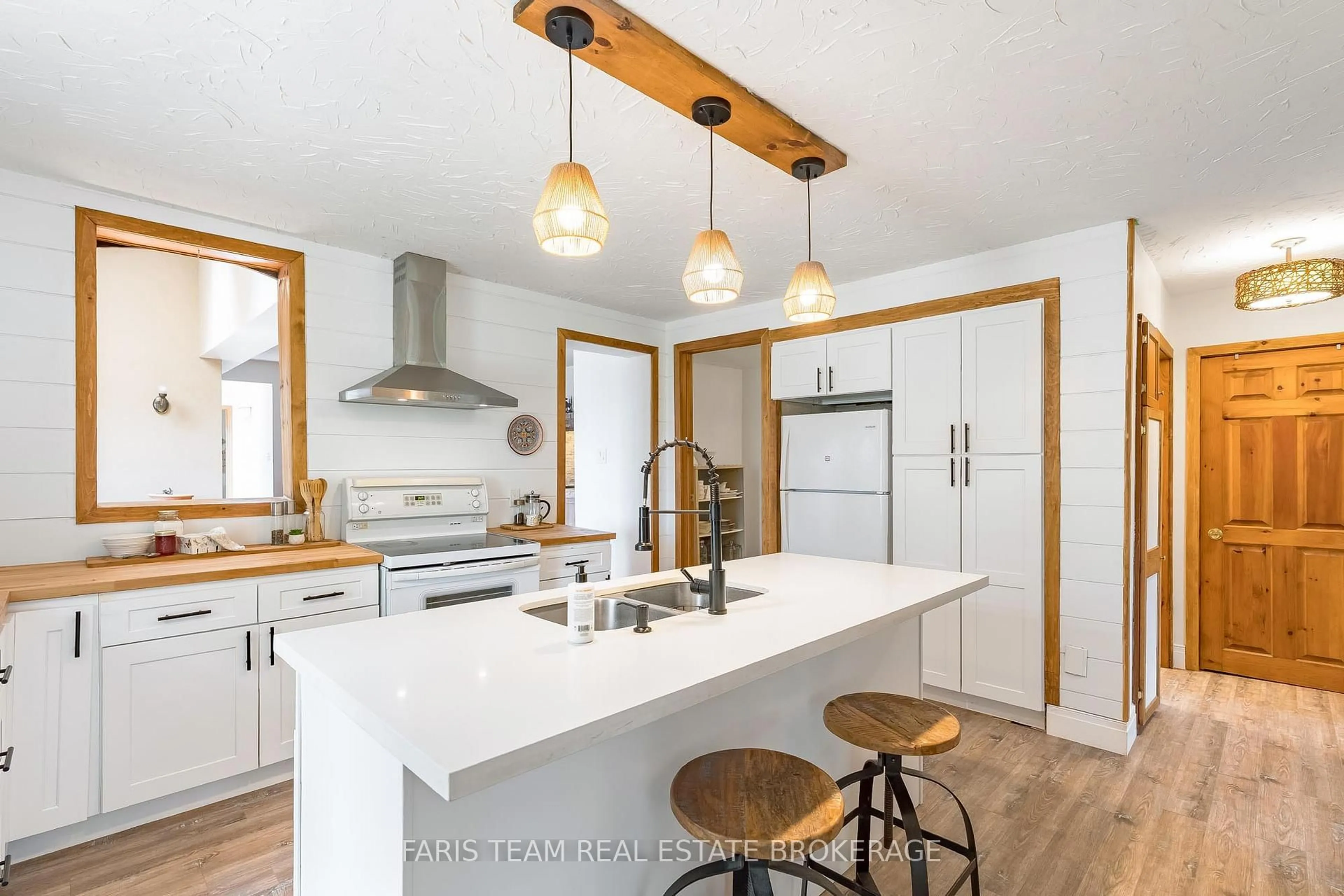 Open concept kitchen, wood/laminate floor for 598296 Second Line, Mulmur Ontario L9V 0B5