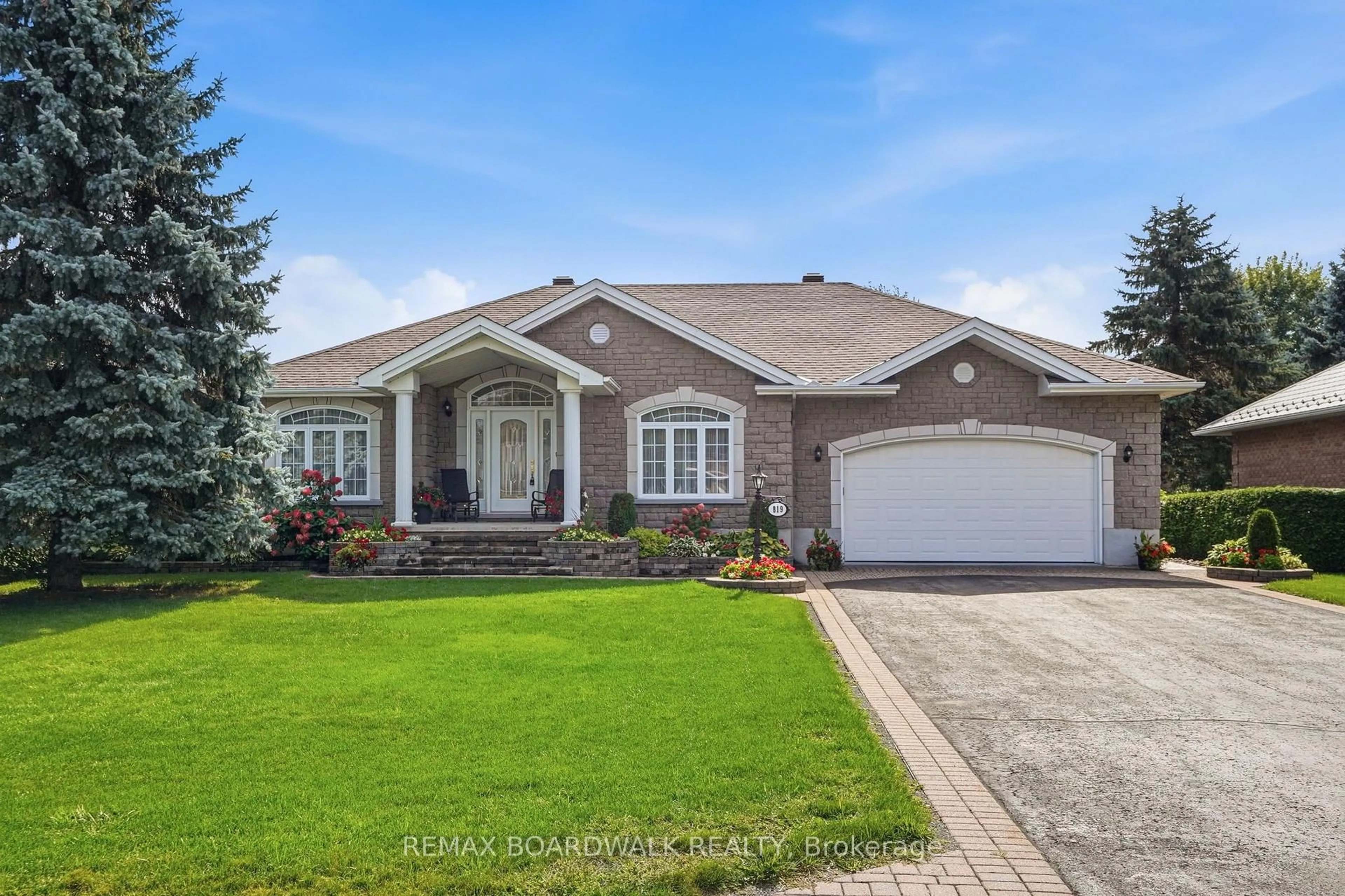 Home with vinyl exterior material, street for 819 Laval St, Casselman Ontario K0A 1M0