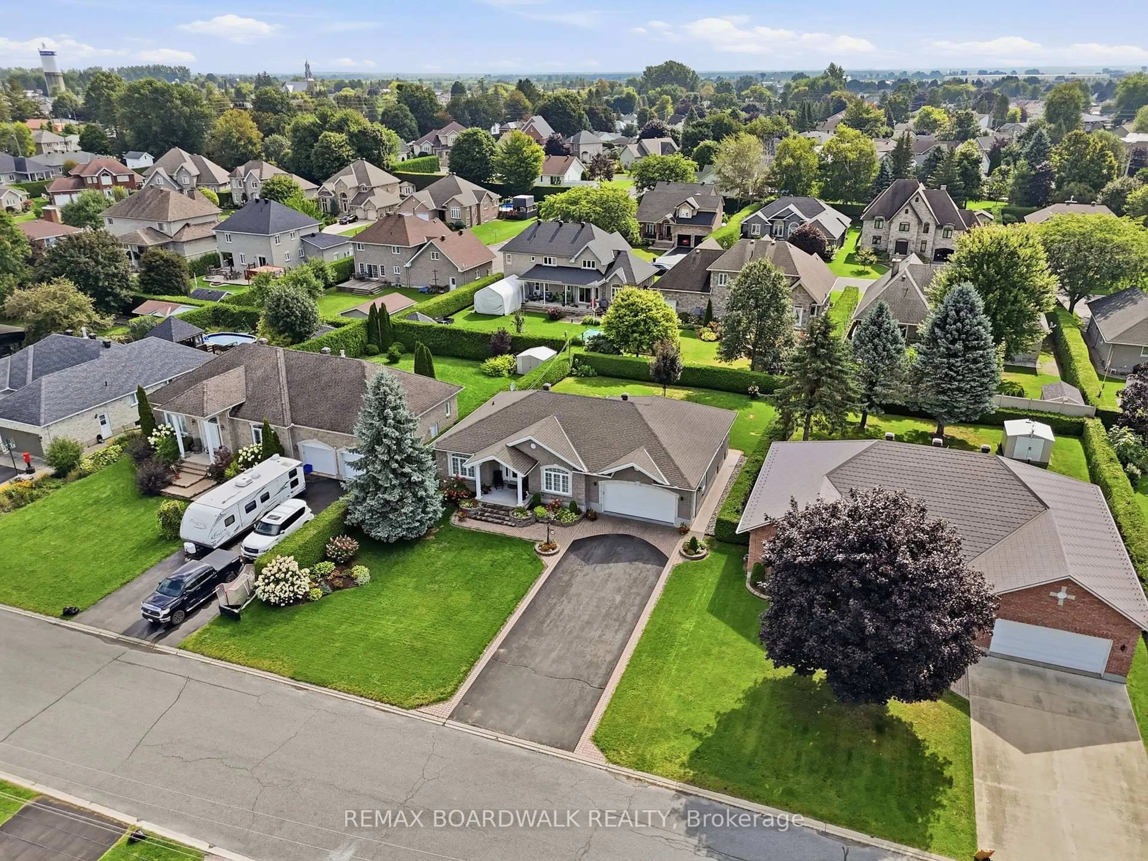 A pic from outside/outdoor area/front of a property/back of a property/a pic from drone, street for 819 Laval St, Casselman Ontario K0A 1M0