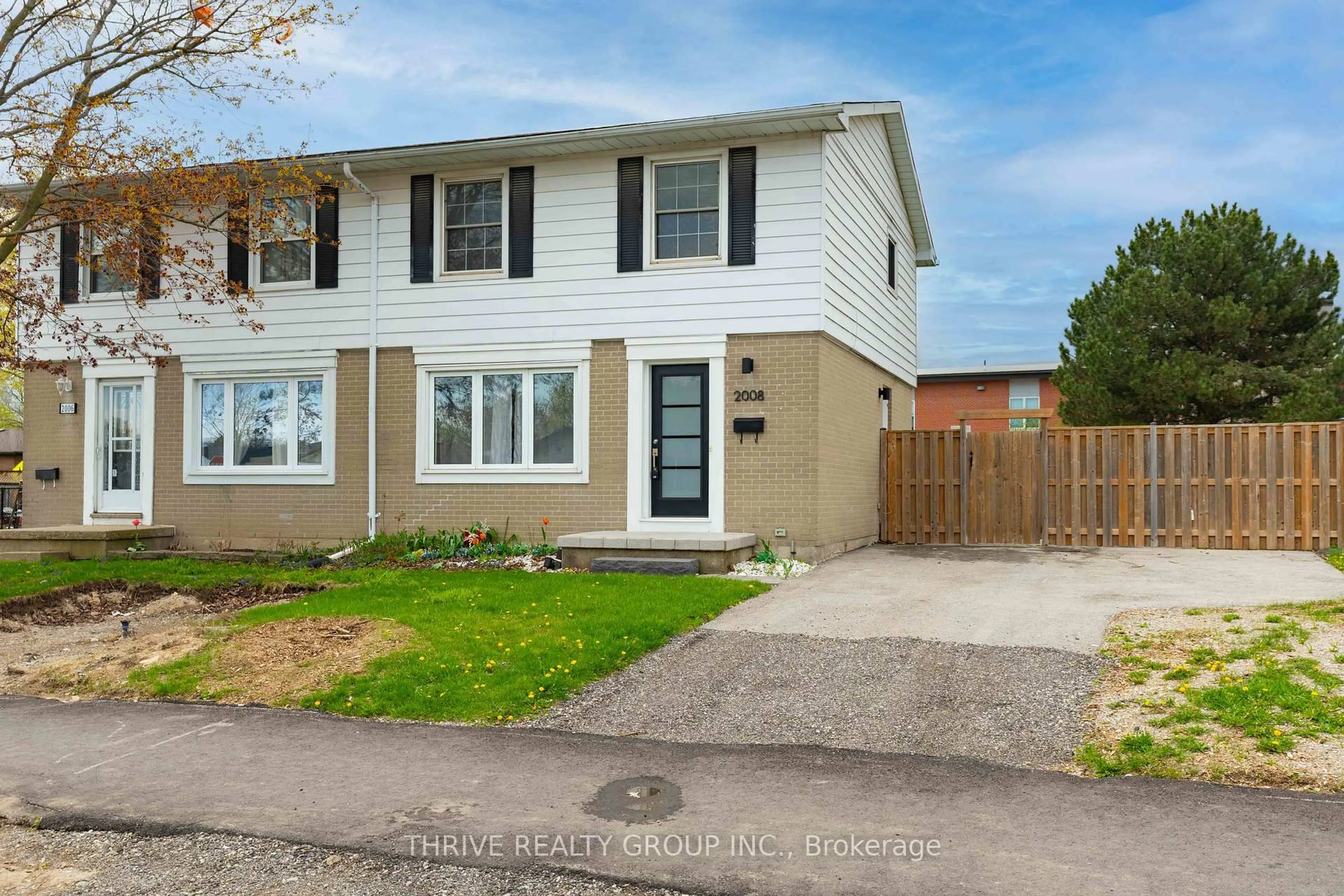 Home with vinyl exterior material, street for 2008 Royal Cres, London East Ontario N5V 1N8