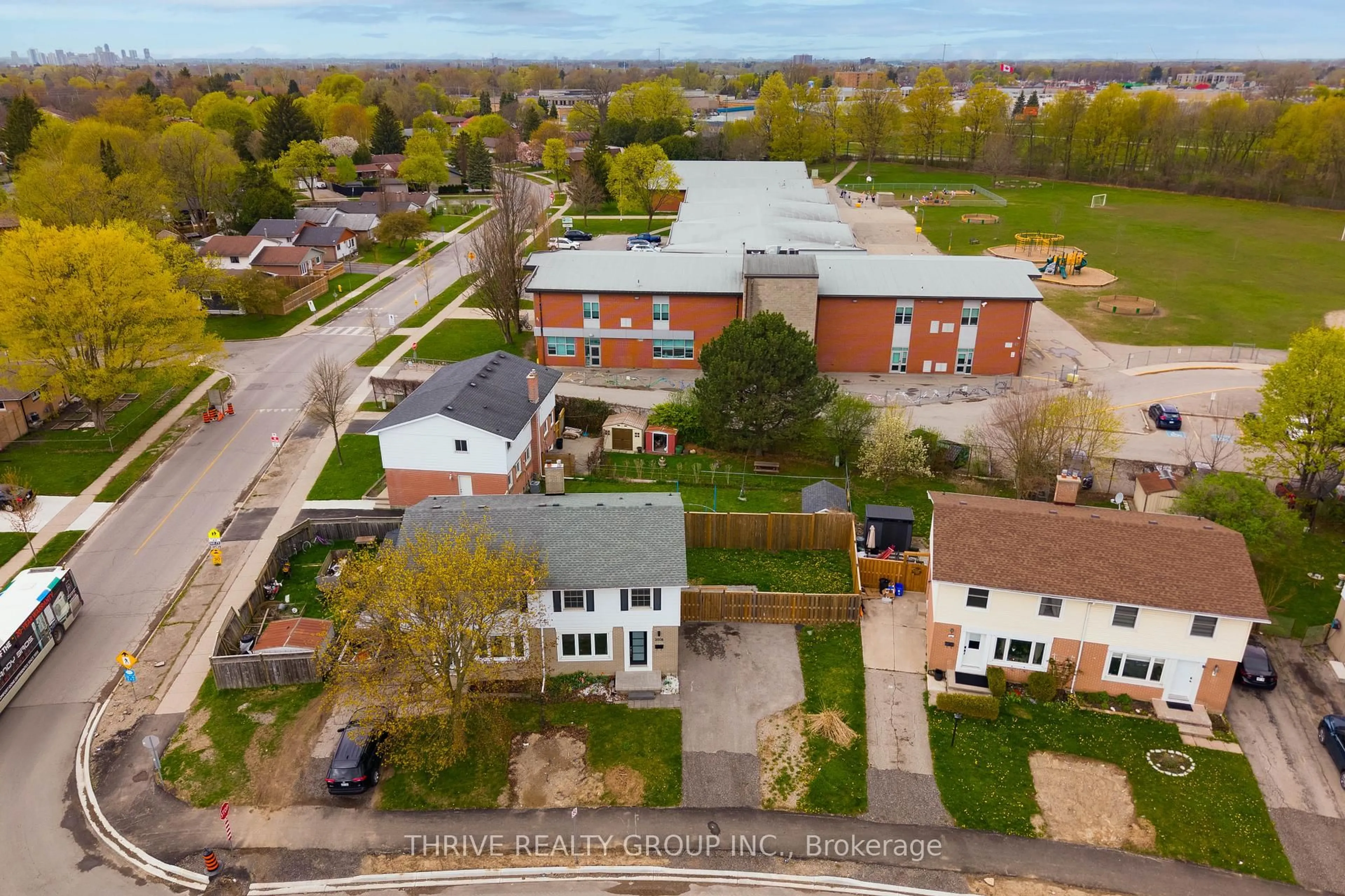 A pic from outside/outdoor area/front of a property/back of a property/a pic from drone, street for 2008 Royal Cres, London East Ontario N5V 1N8