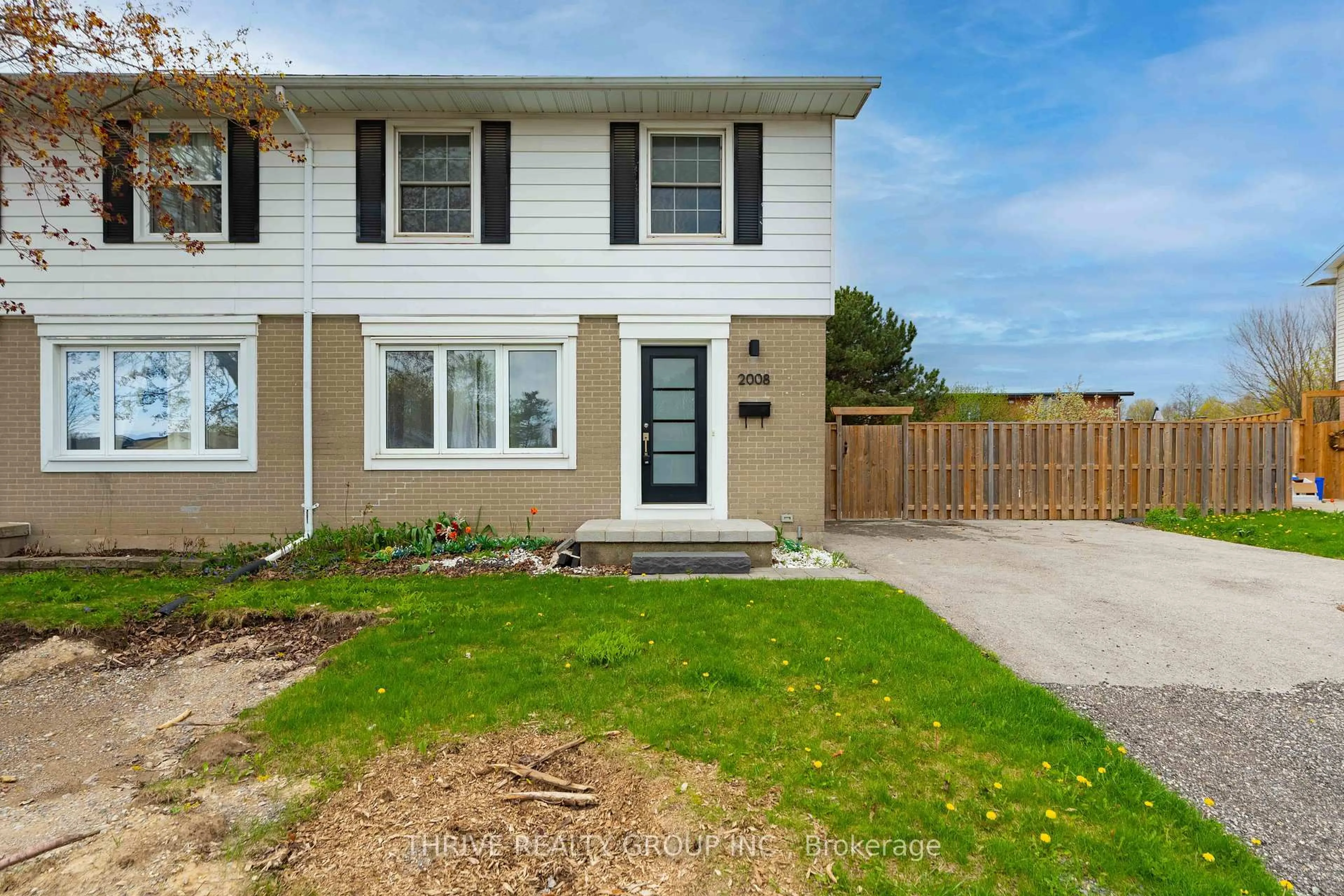 Home with vinyl exterior material, street for 2008 Royal Cres, London East Ontario N5V 1N8