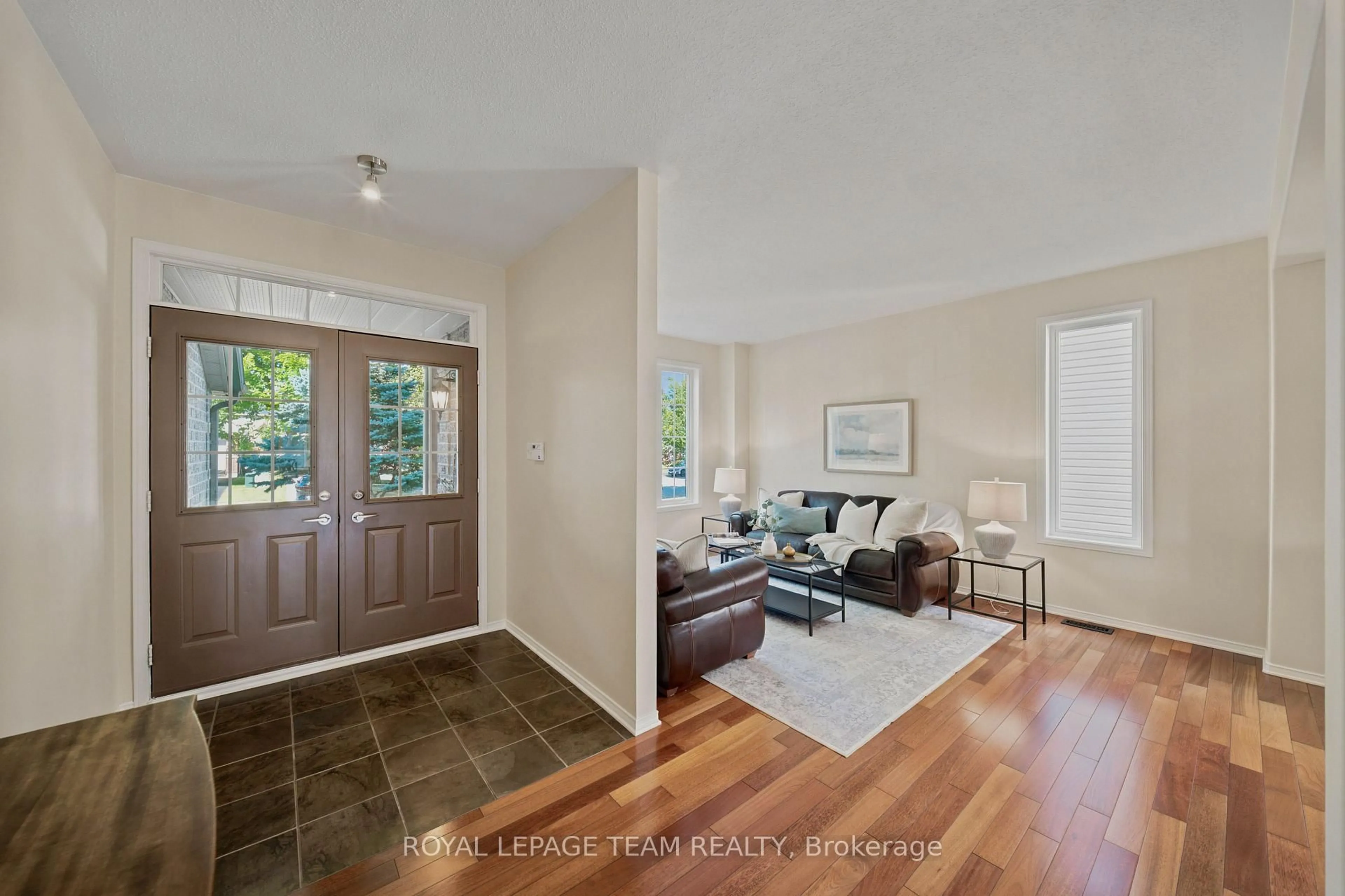 Indoor entryway for 32 Glenrill Pl, Ottawa Ontario K2M 2T5