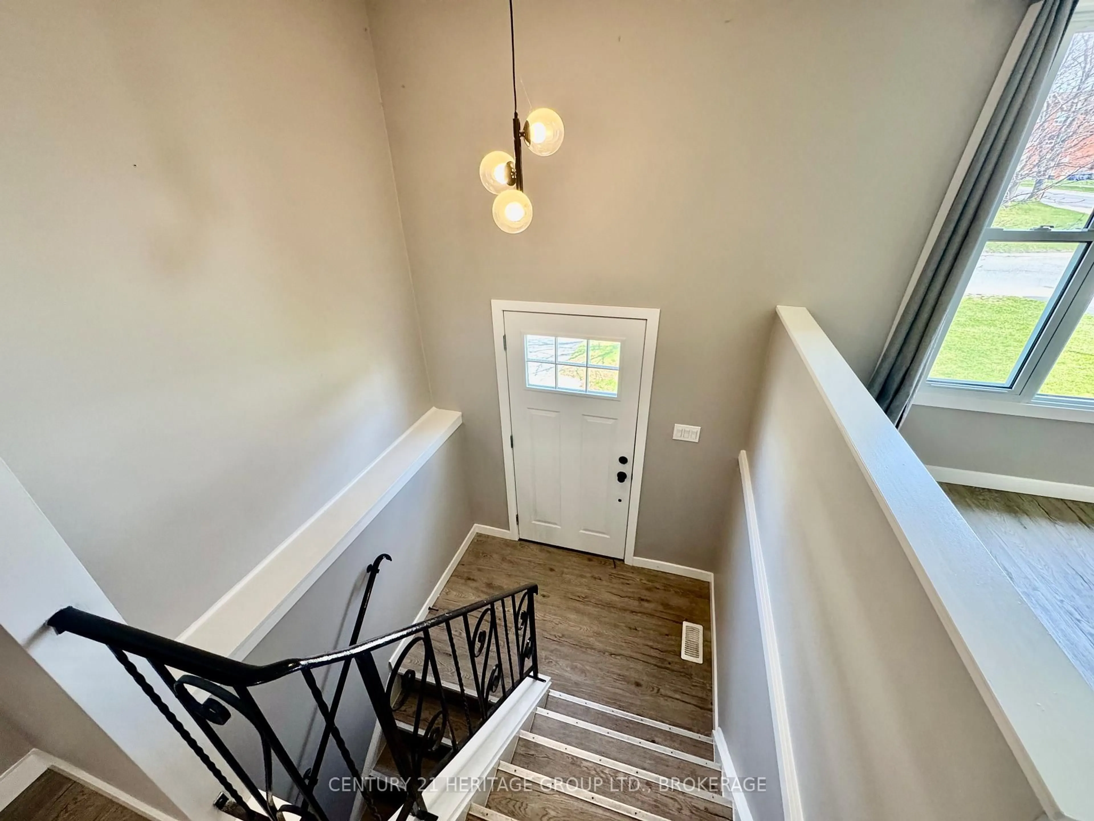 Indoor entryway for 356 Owens Cres, Kingston Ontario K7M 8H8