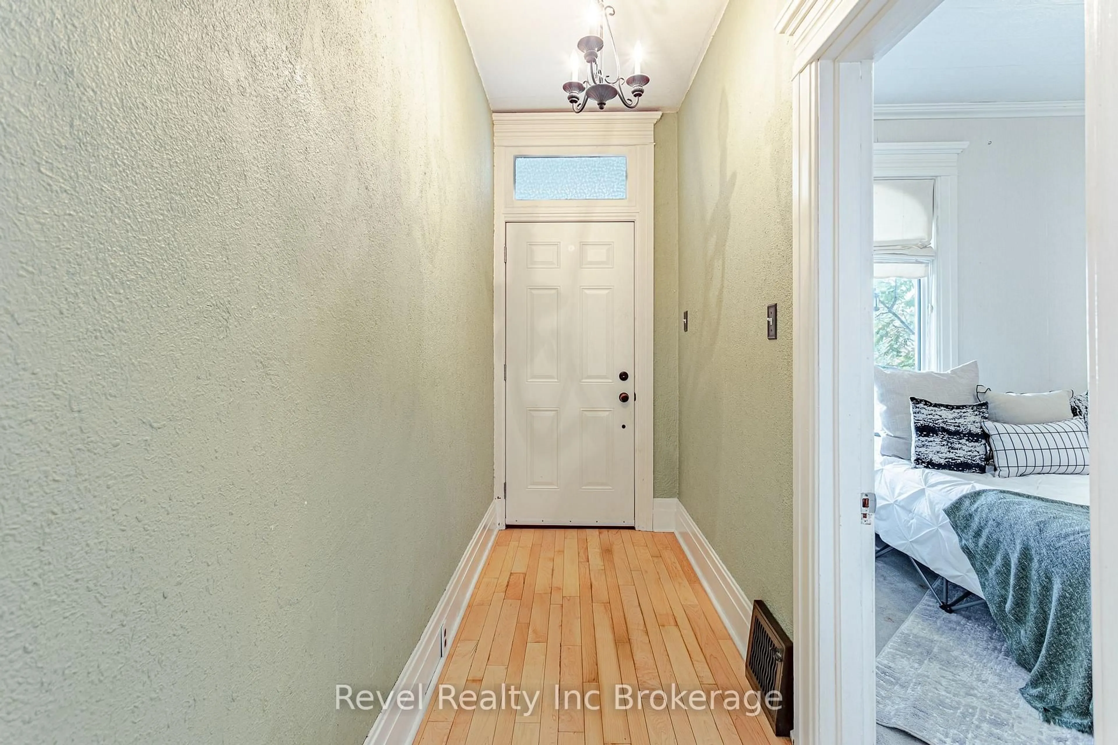 Indoor entryway for 126 Huron St, Woodstock Ontario N4S 6Z8
