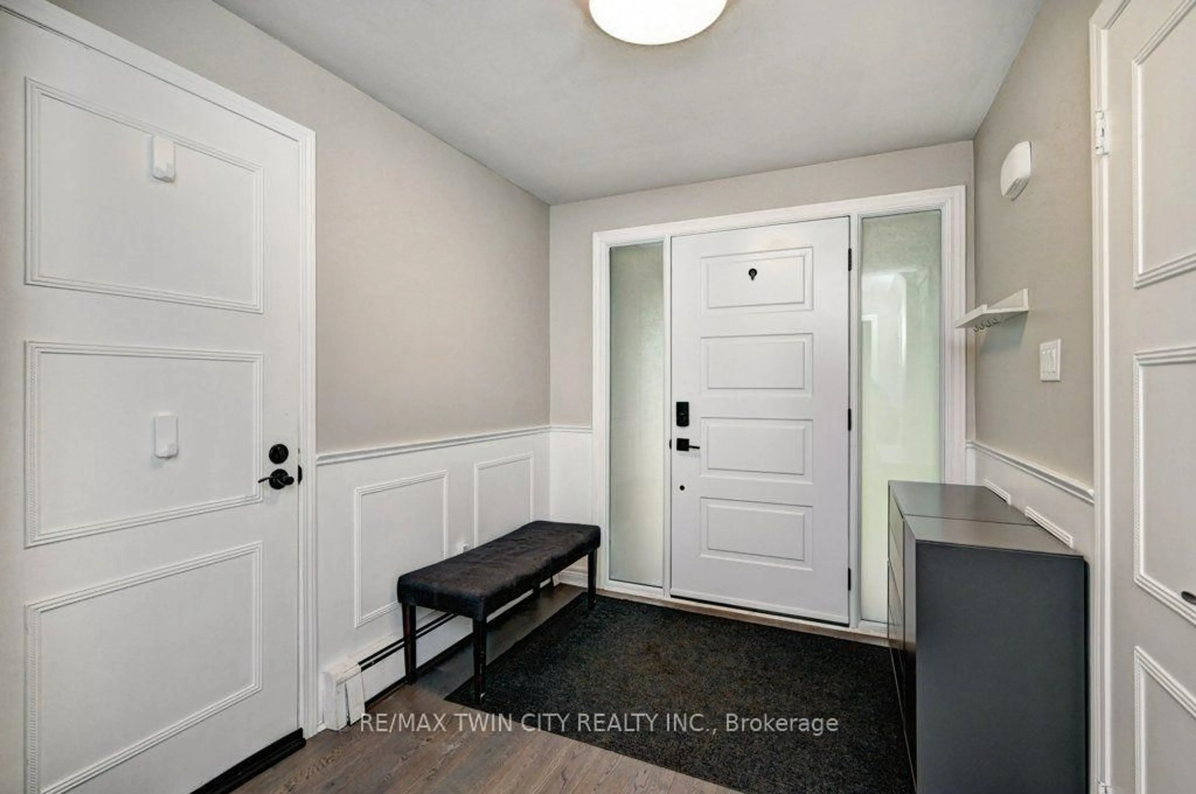 Indoor entryway for 163 Chelford Cres, Waterloo Ontario N2J 3T7