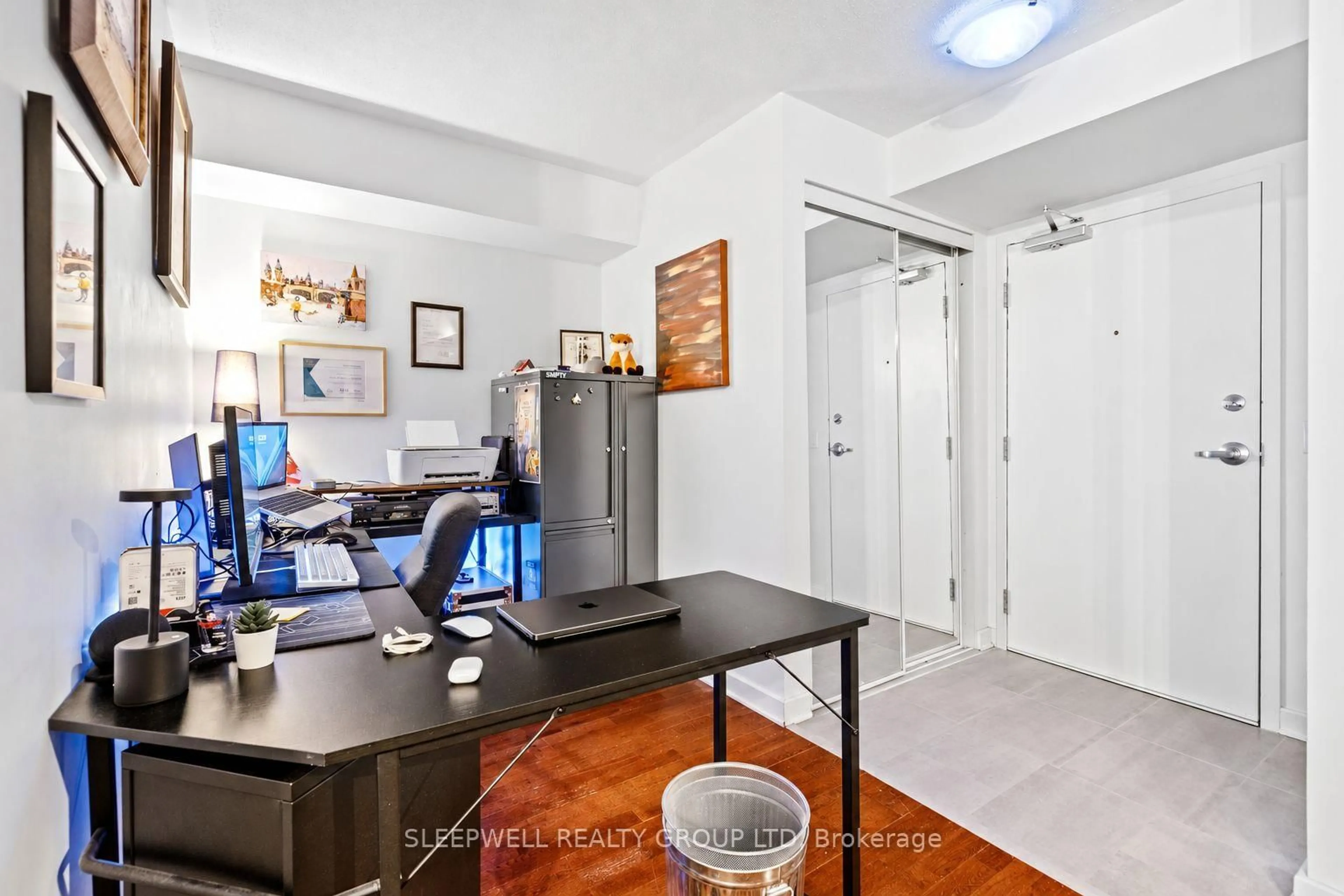 A pic of a room for 138 Somerset St #304, Ottawa Ontario K2P 0A3