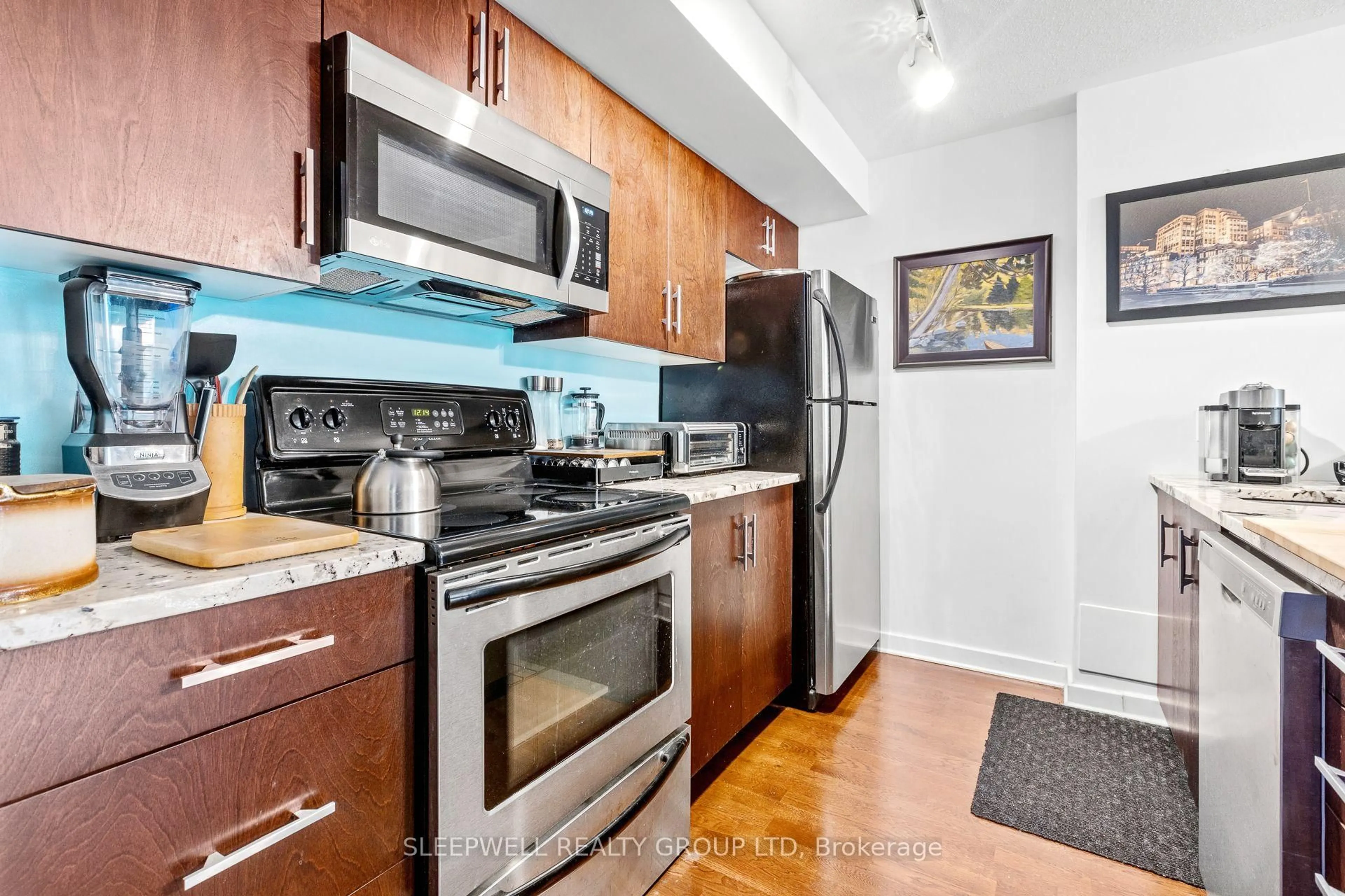 Standard kitchen, unknown for 138 Somerset St #304, Ottawa Ontario K2P 0A3