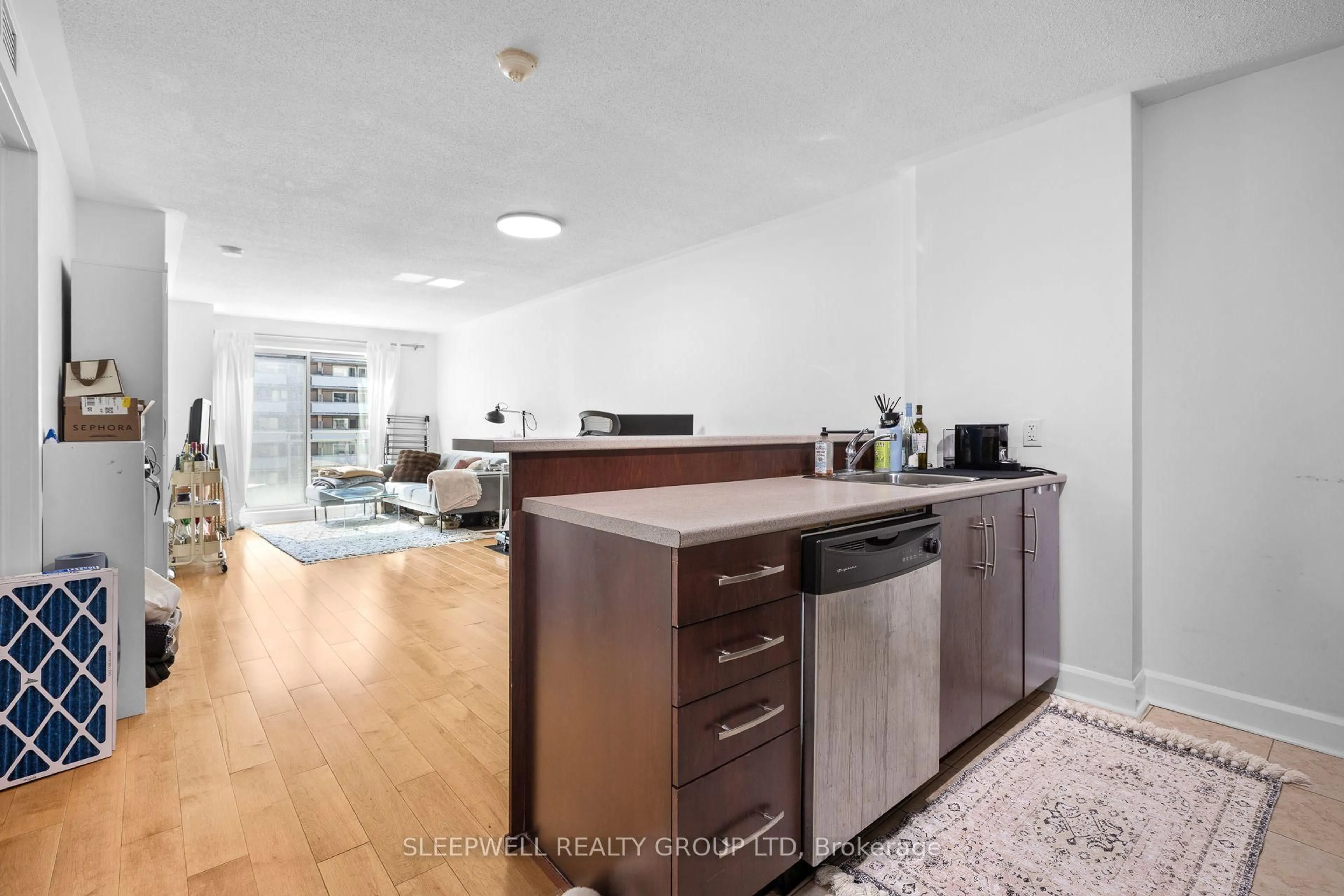 Standard kitchen, unknown for 138 Somerset St #803, Ottawa Ontario K2P 0A3