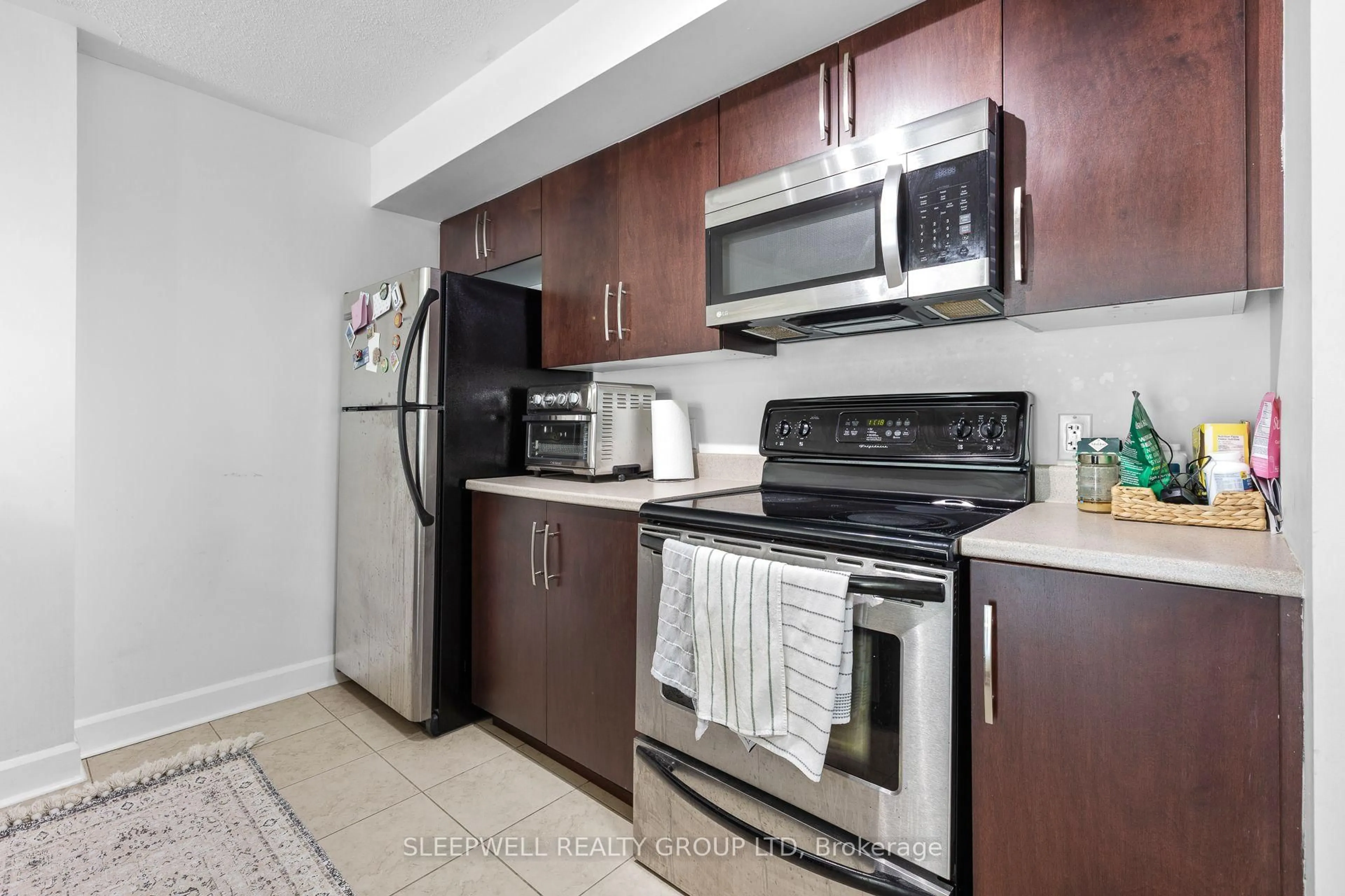 Standard kitchen, unknown for 138 Somerset St #803, Ottawa Ontario K2P 0A3