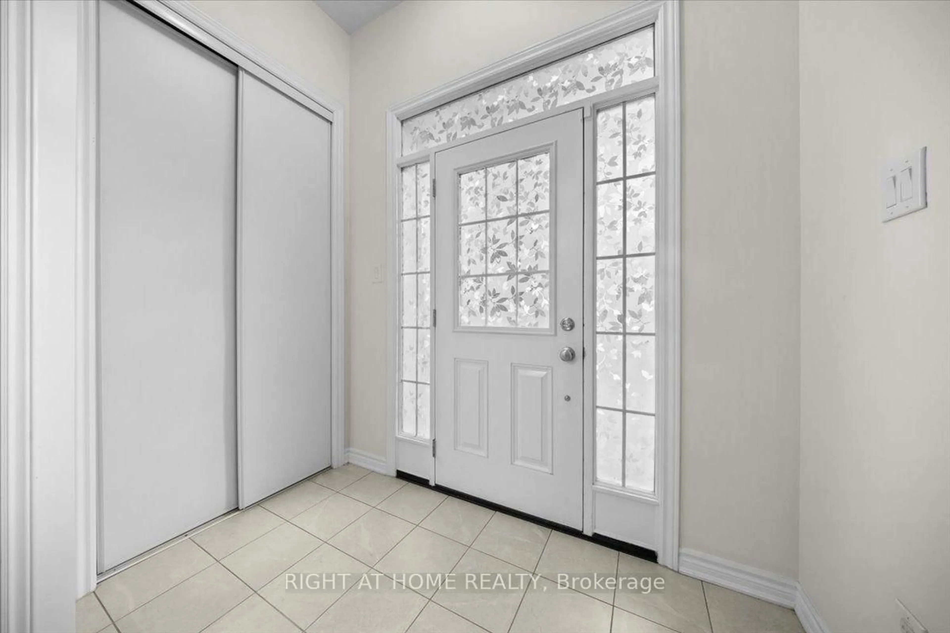 Indoor entryway for 605 Silver Spruce Way, Ottawa Ontario K2M 0L1