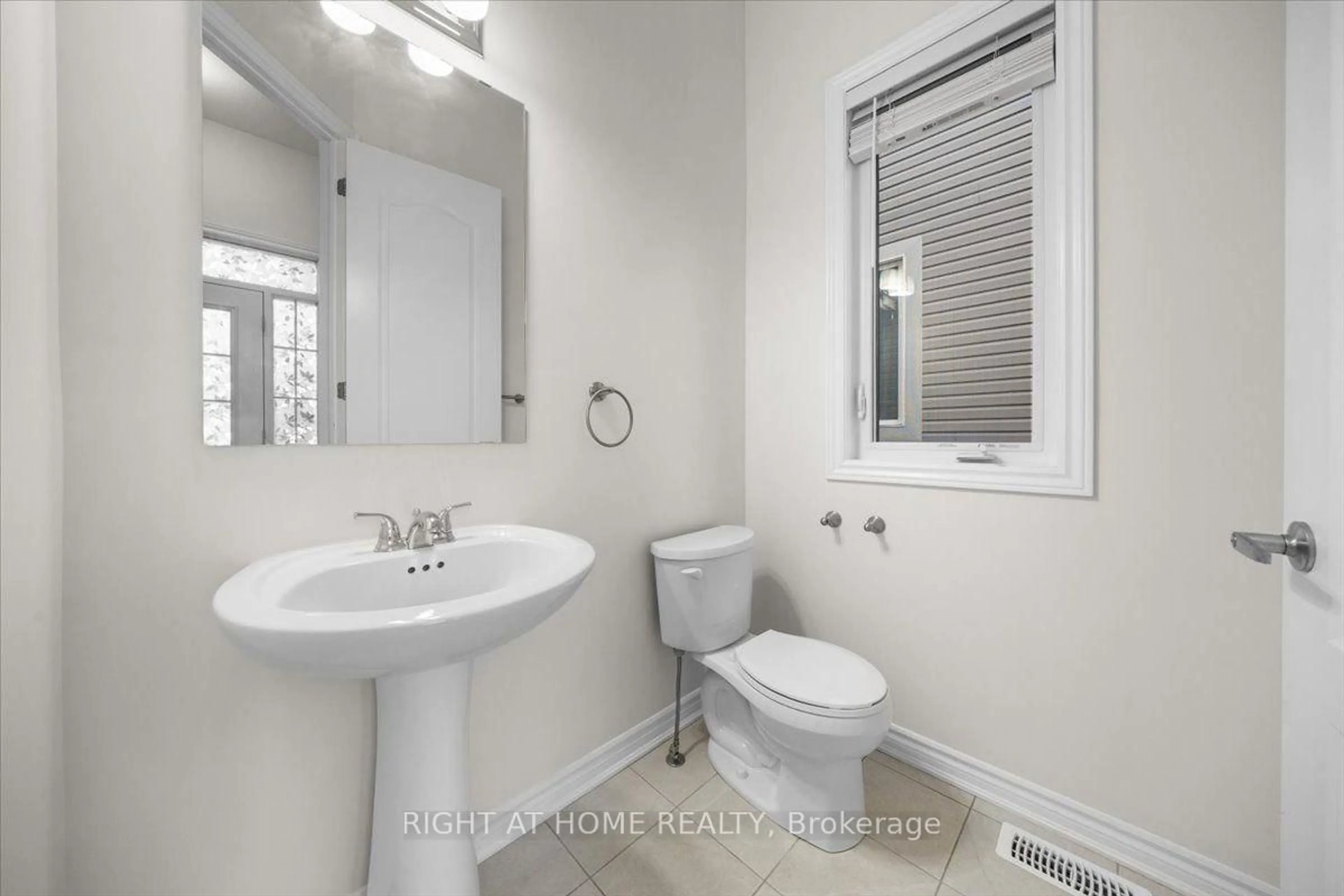 Standard bathroom, unknown for 605 Silver Spruce Way, Ottawa Ontario K2M 0L1