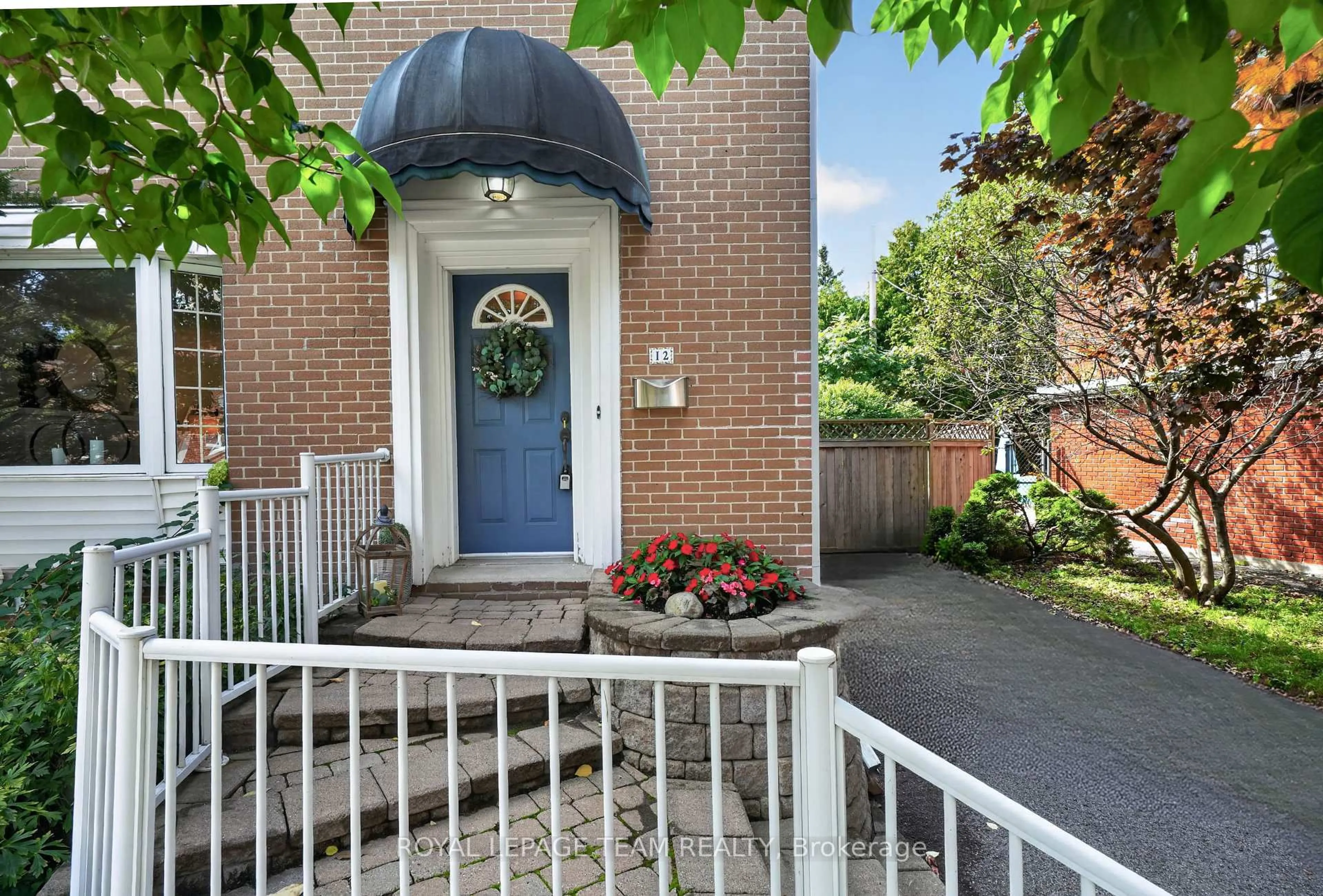 Indoor entryway for 12 Lenore Pl, Ottawa Ontario K1L 7X9