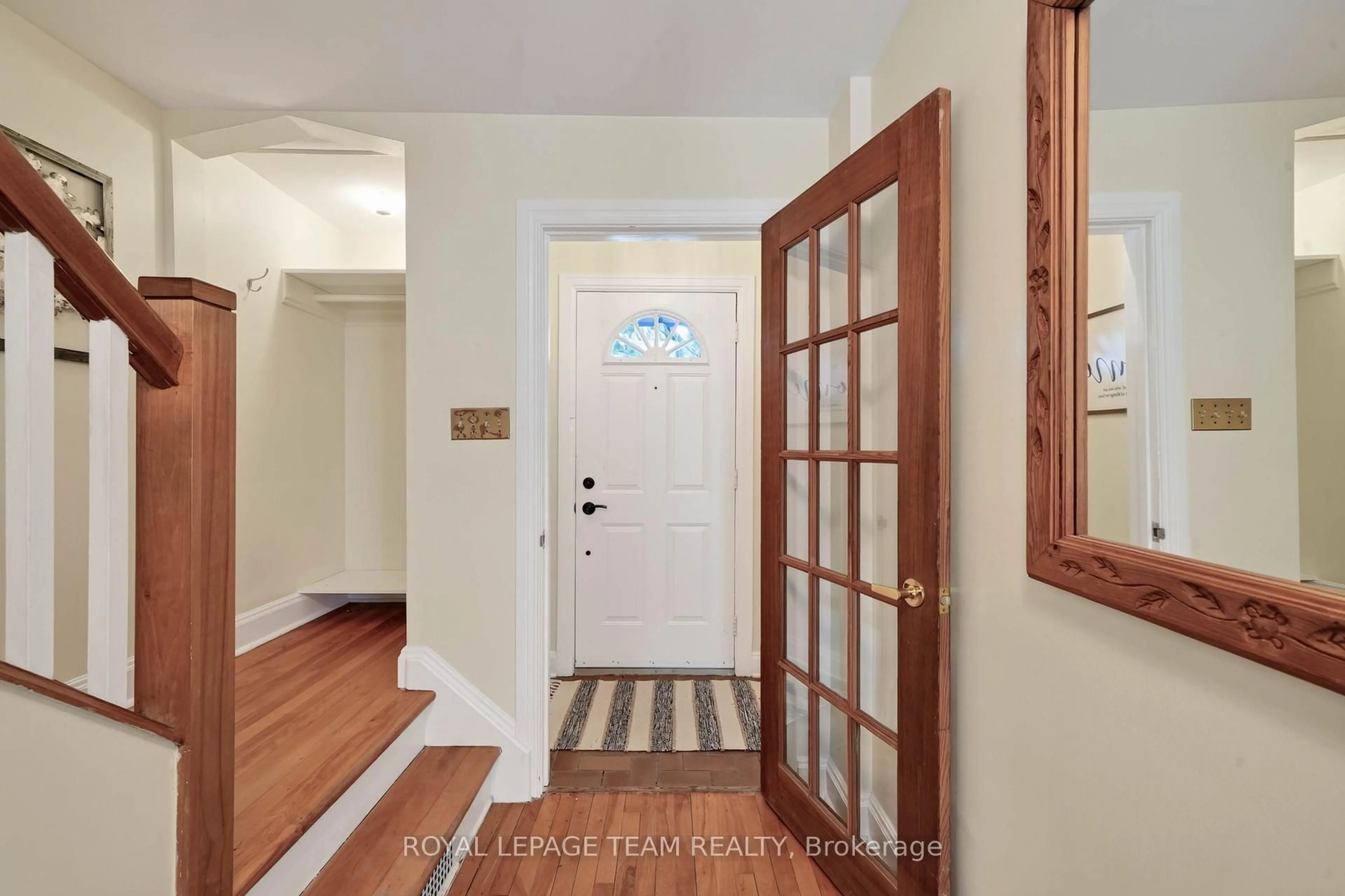 Indoor entryway for 12 Lenore Pl, Ottawa Ontario K1L 7X9