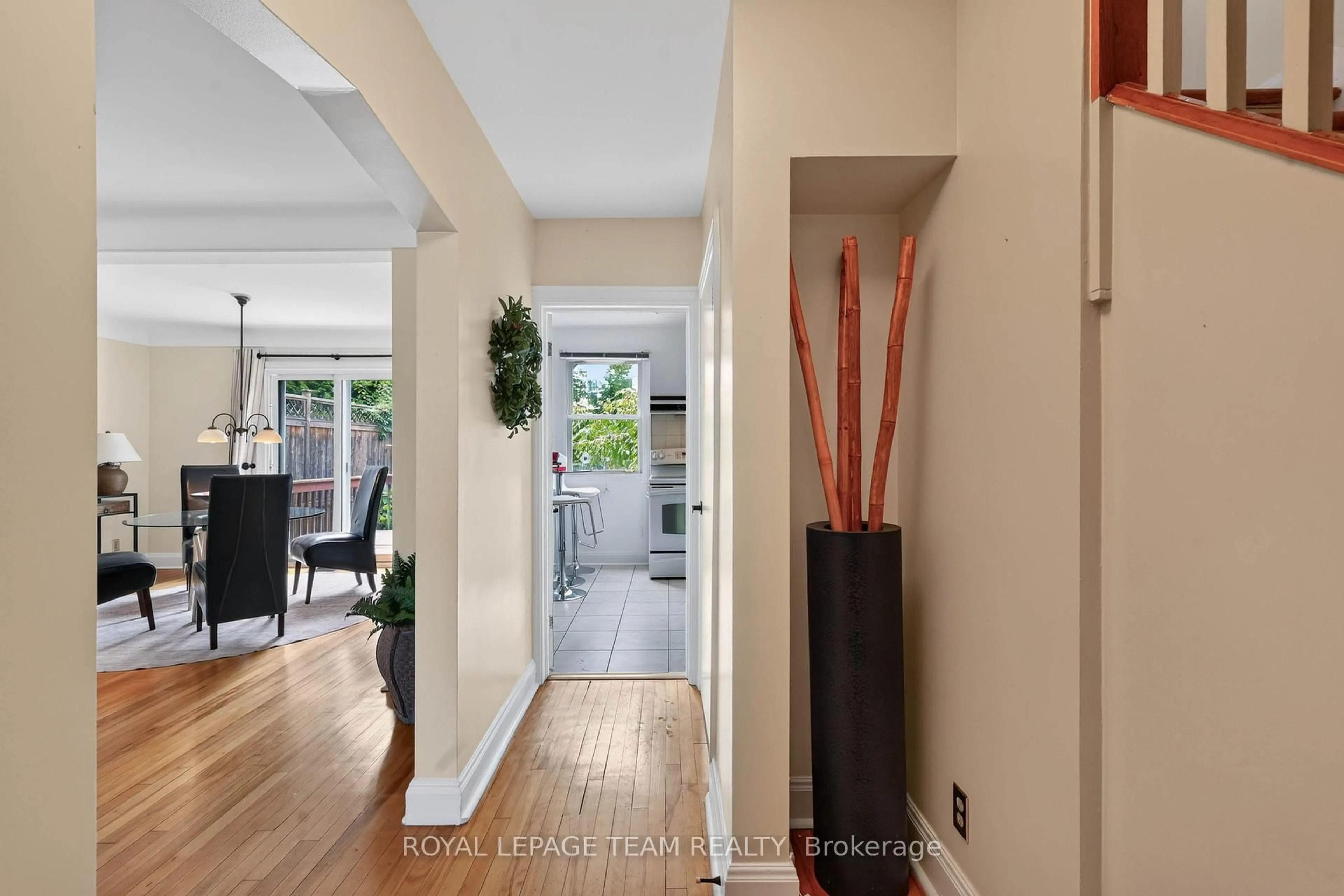 Indoor entryway for 12 Lenore Pl, Ottawa Ontario K1L 7X9
