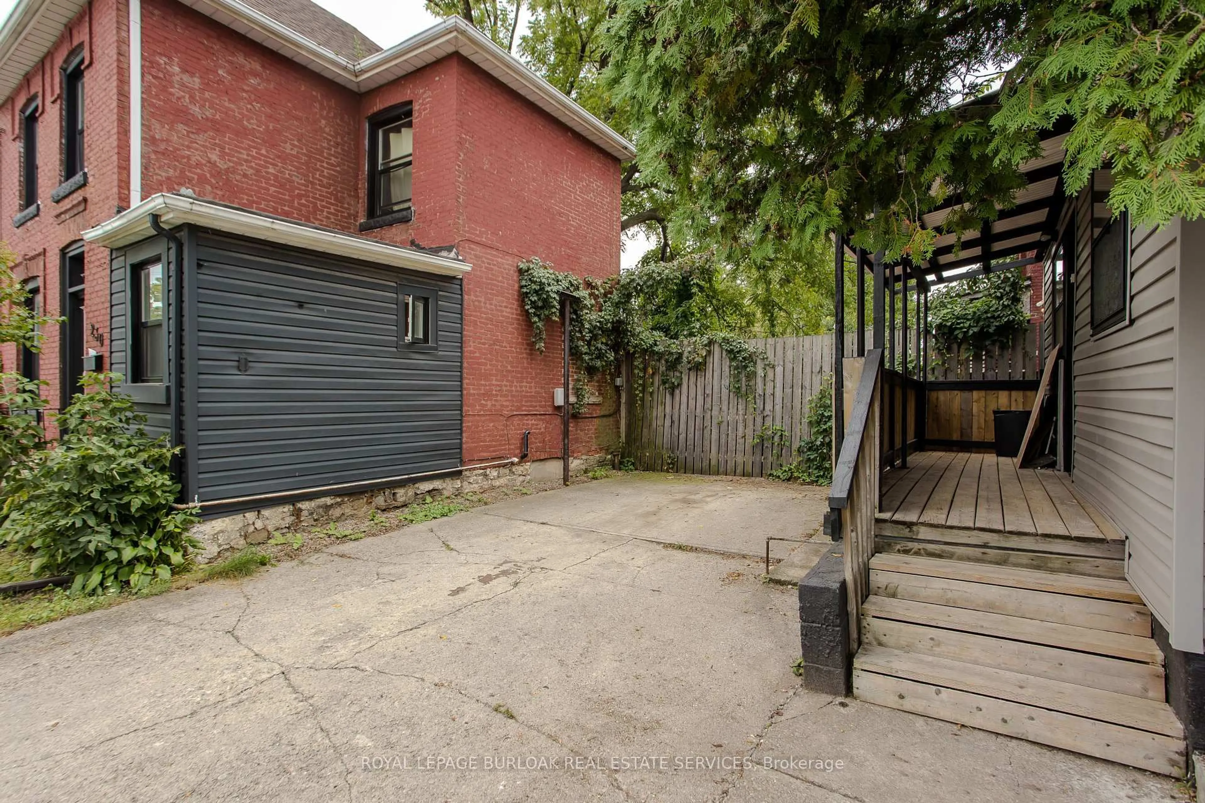 Patio, street for 86 William St, Hamilton Ontario L8L 5T7