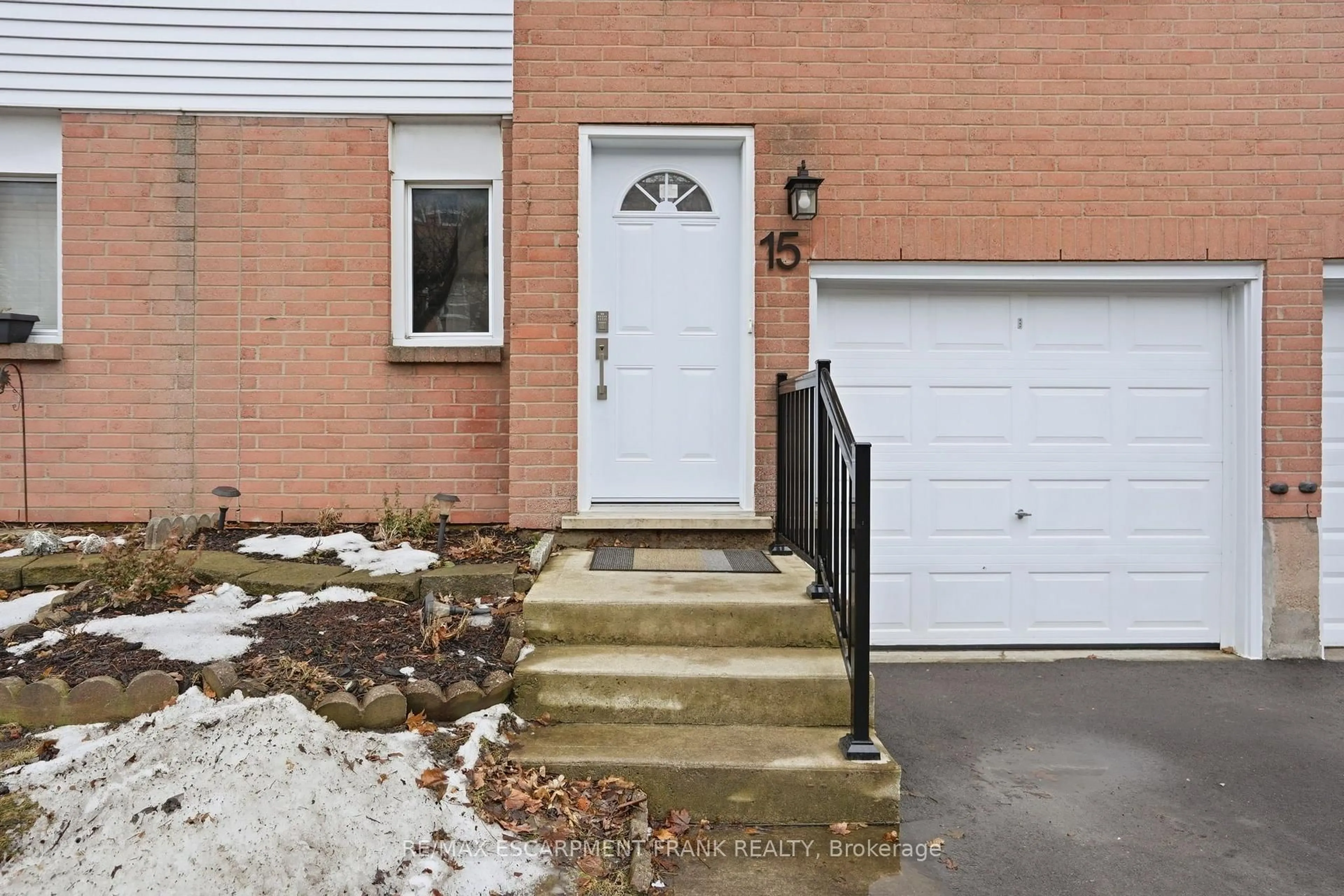 Indoor entryway for 1255 UPPER GAGE Ave #15, Hamilton Ontario L8W 3C7