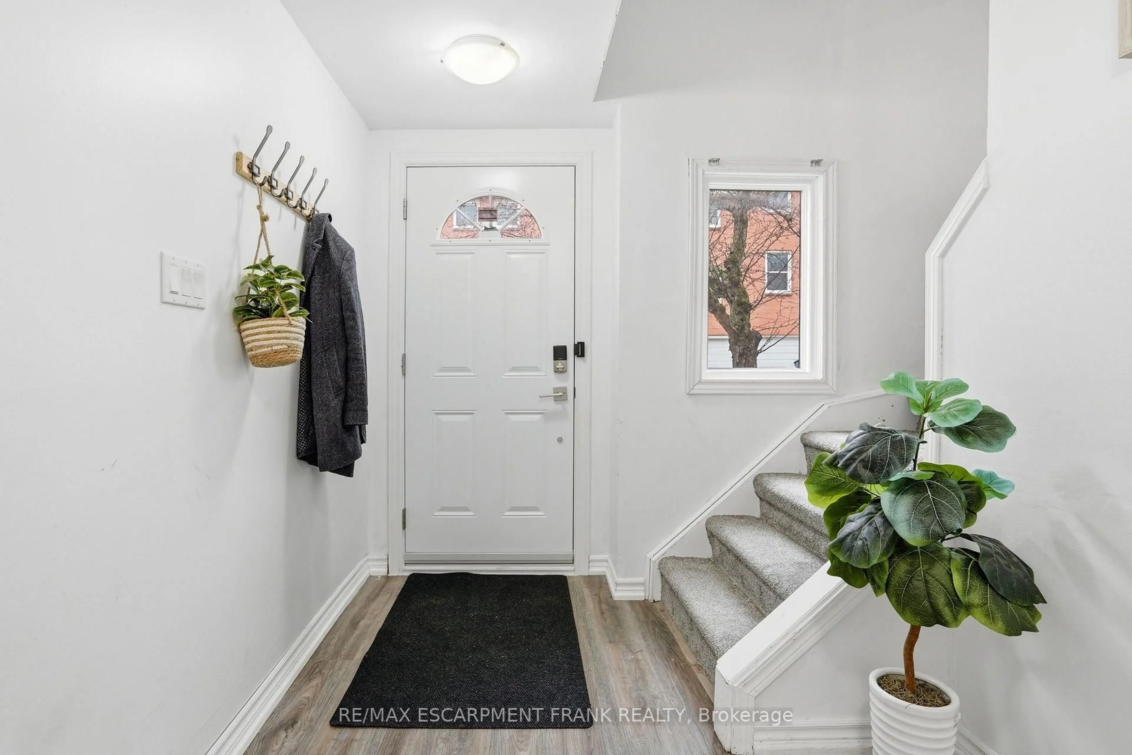 Indoor entryway for 1255 UPPER GAGE Ave #15, Hamilton Ontario L8W 3C7