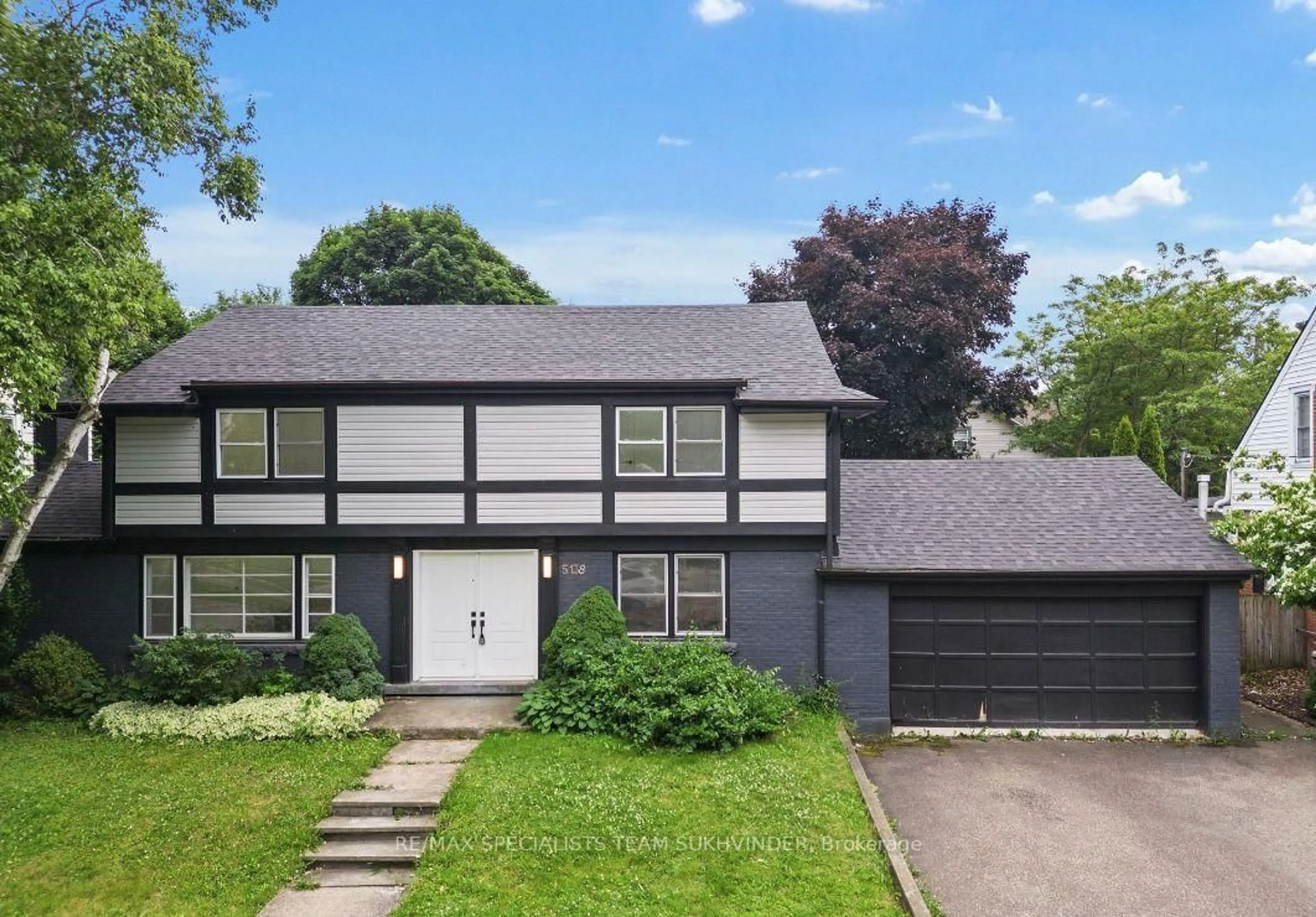 Home with vinyl exterior material, street for 5138 Valley Way, Niagara Falls Ontario L2E 1X1