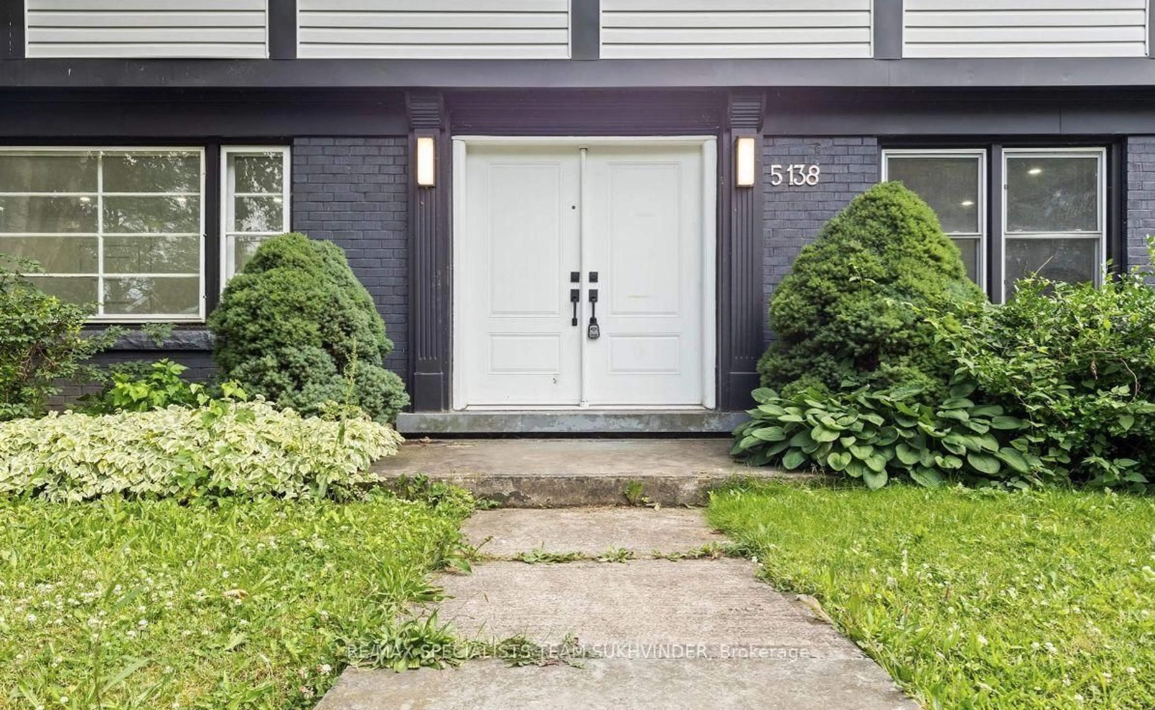 Indoor entryway for 5138 Valley Way, Niagara Falls Ontario L2E 1X1
