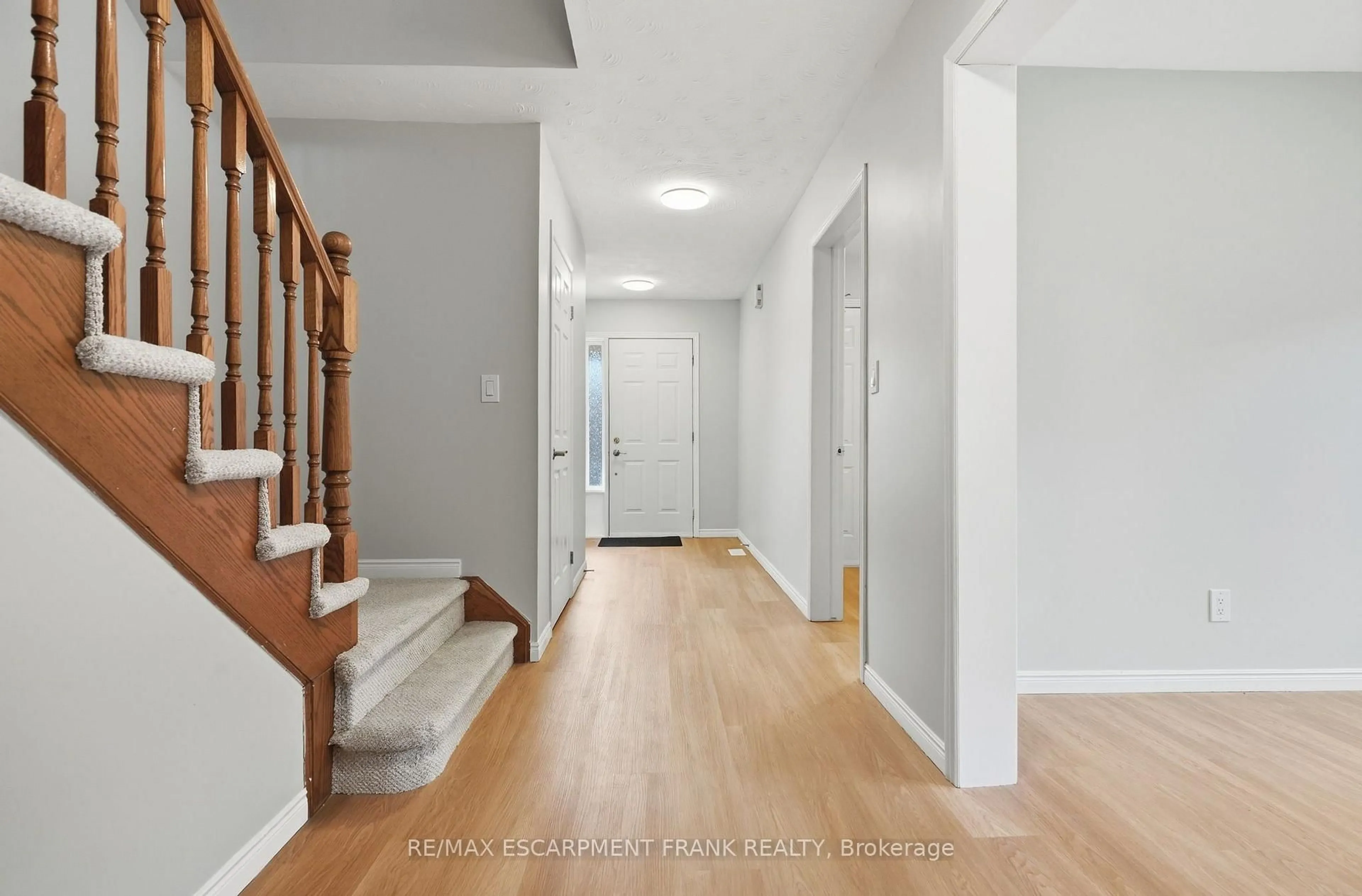 Indoor entryway for 79 LYNNETTE Dr, Hamilton Ontario L9B 2M5