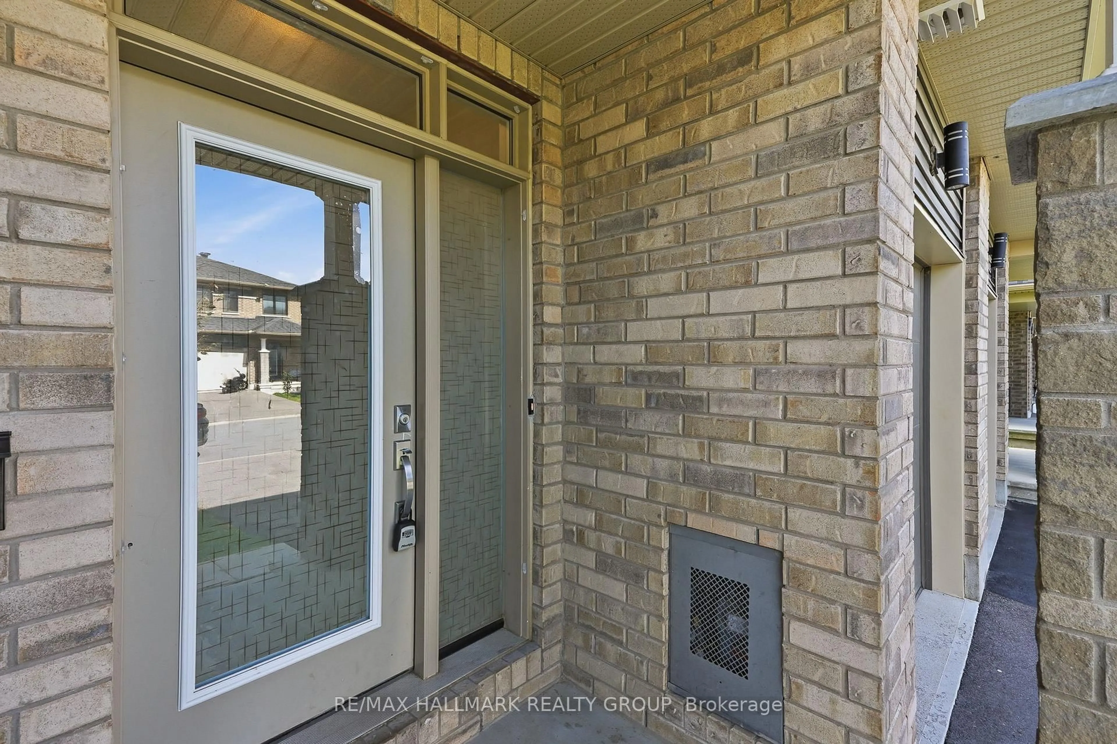 Indoor entryway for 140 TURQUOISE St, Clarence-Rockland Ontario K4K 0L6