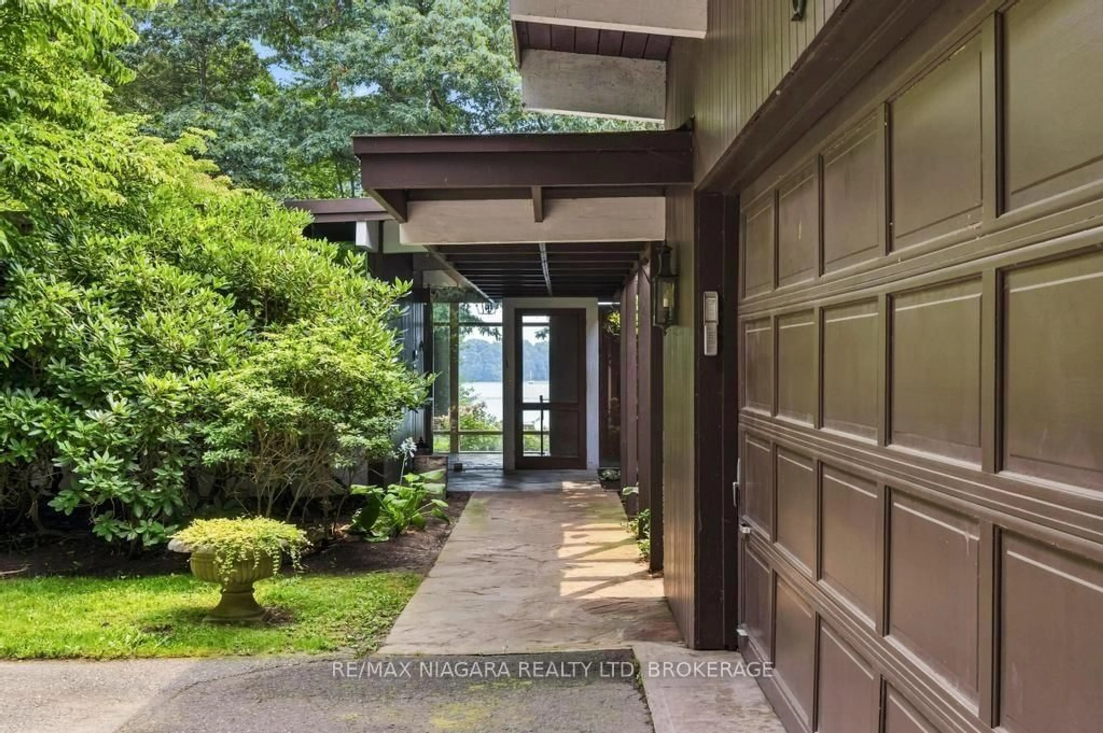 Indoor entryway for 45 Port Master Dr, St. Catharines Ontario L2N 6X3