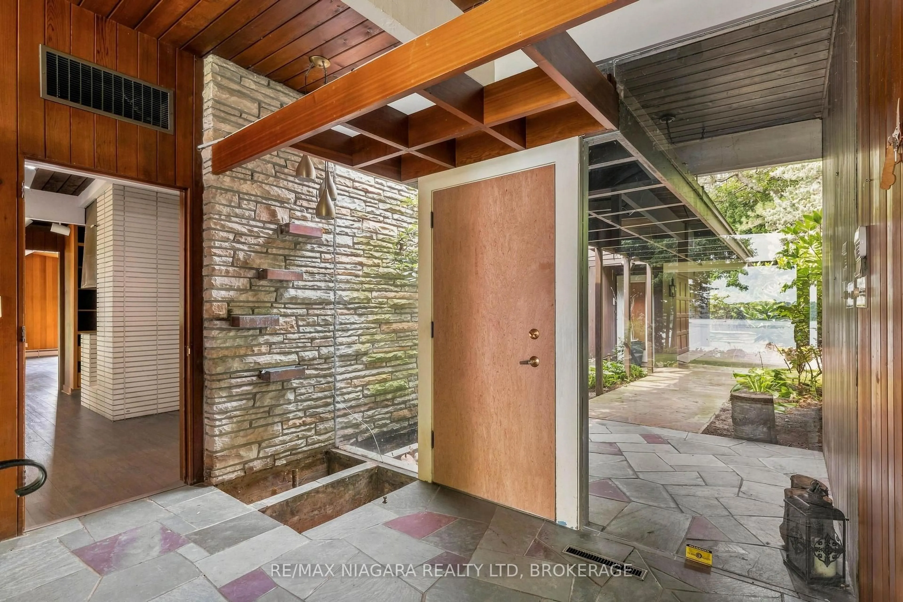 Indoor entryway for 45 Port Master Dr, St. Catharines Ontario L2N 6X3