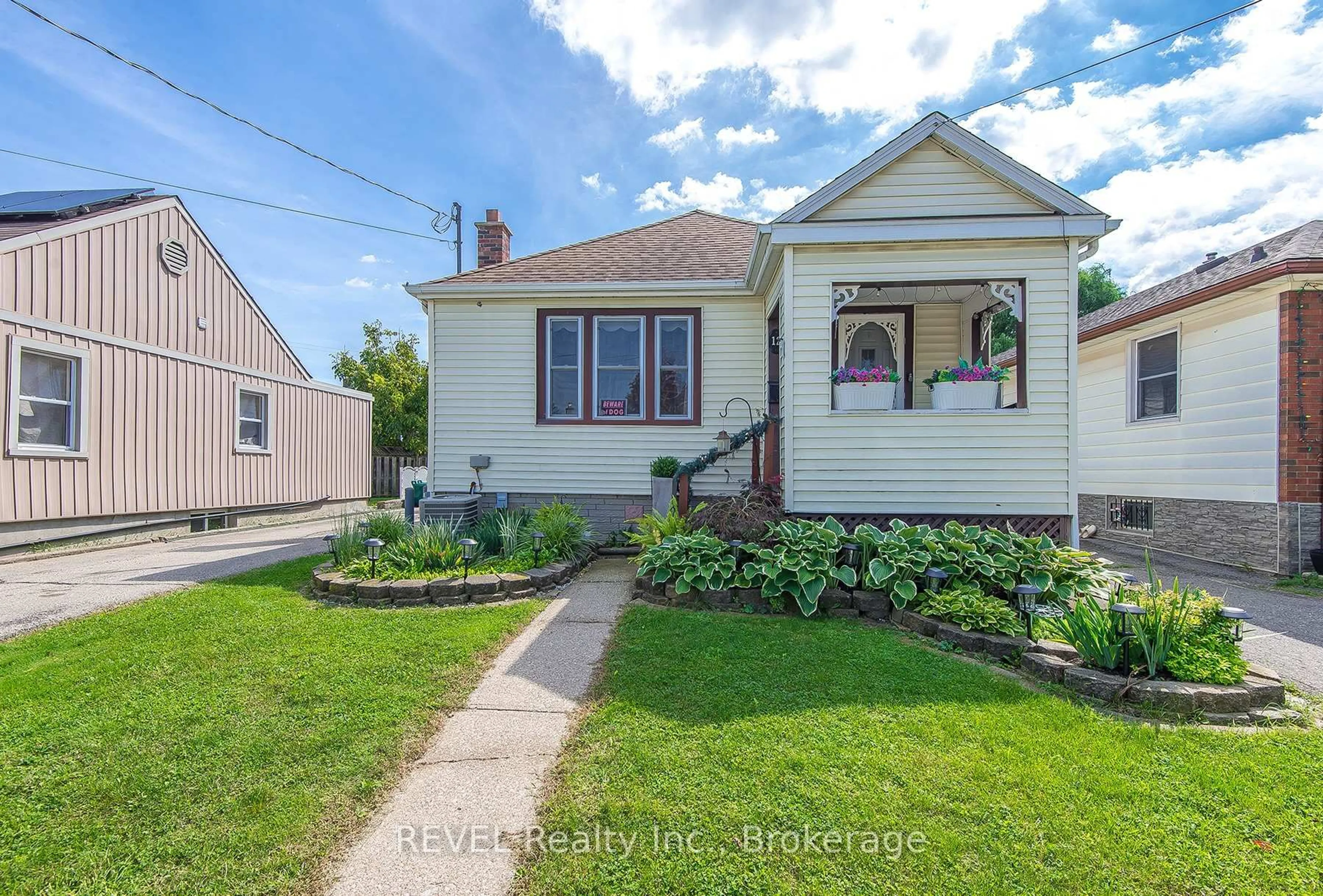 A pic from outside/outdoor area/front of a property/back of a property/a pic from drone, street for 12 Garnet St, St. Catharines Ontario L2M 5E5