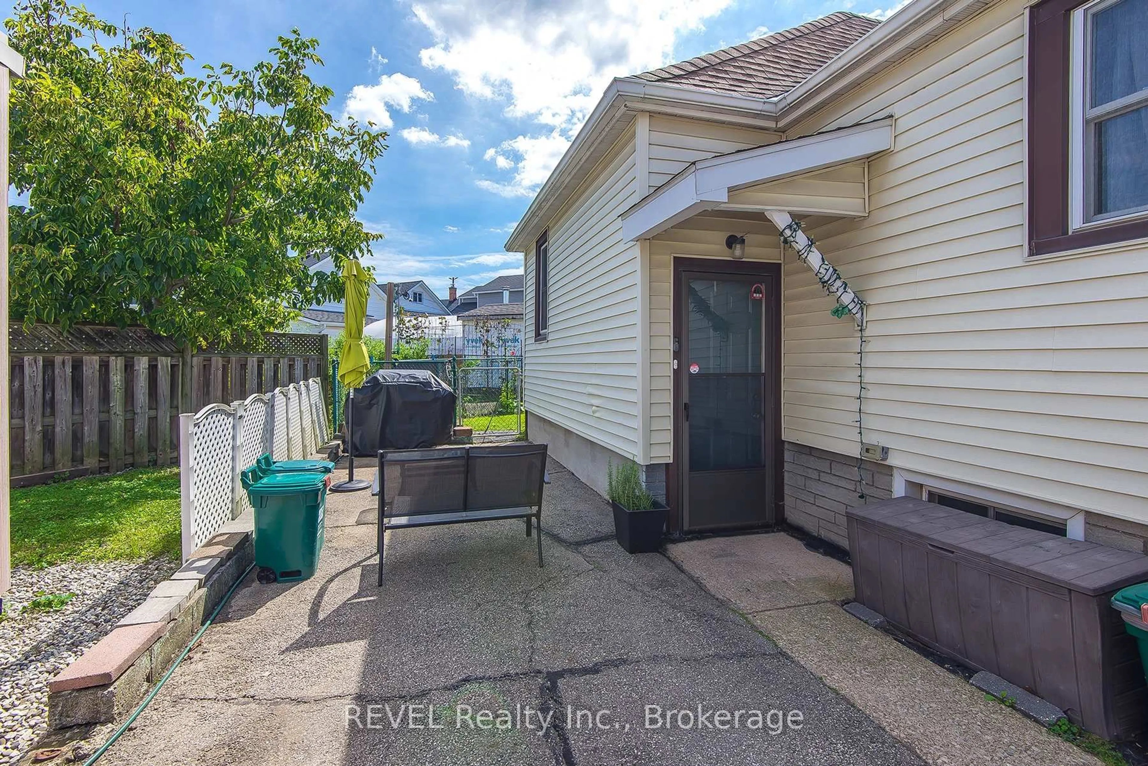 Unknown for 12 Garnet St, St. Catharines Ontario L2M 5E5