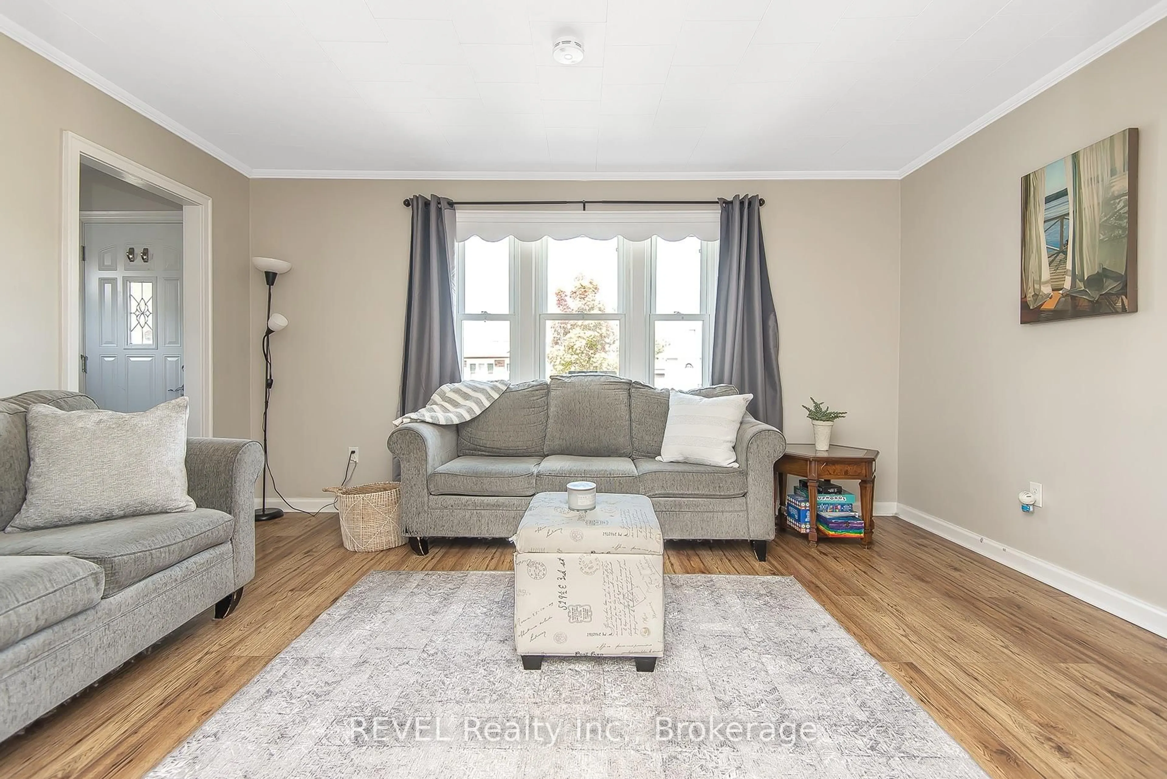 Living room with furniture, wood/laminate floor for 12 Garnet St, St. Catharines Ontario L2M 5E5