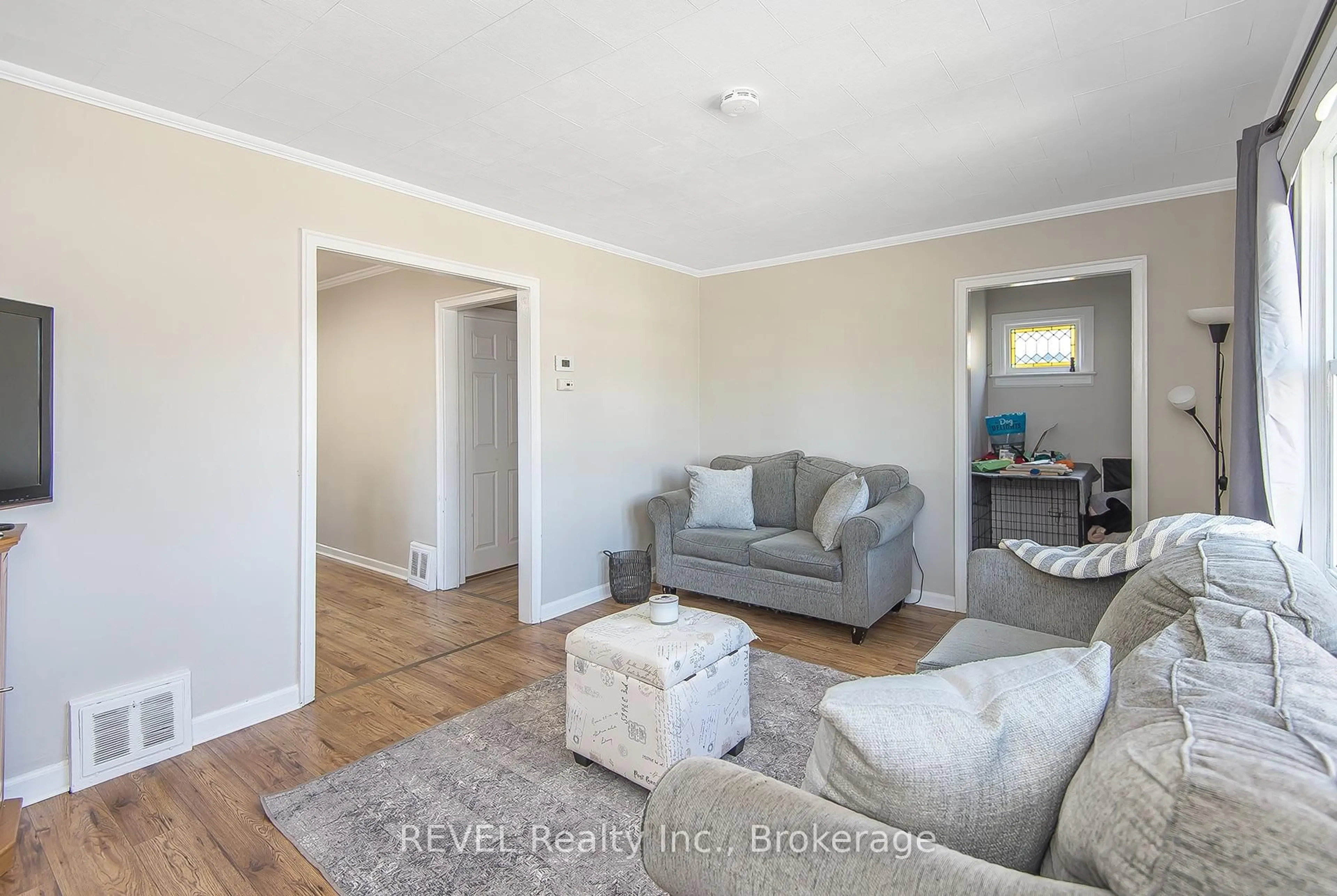 Living room with furniture, wood/laminate floor for 12 Garnet St, St. Catharines Ontario L2M 5E5