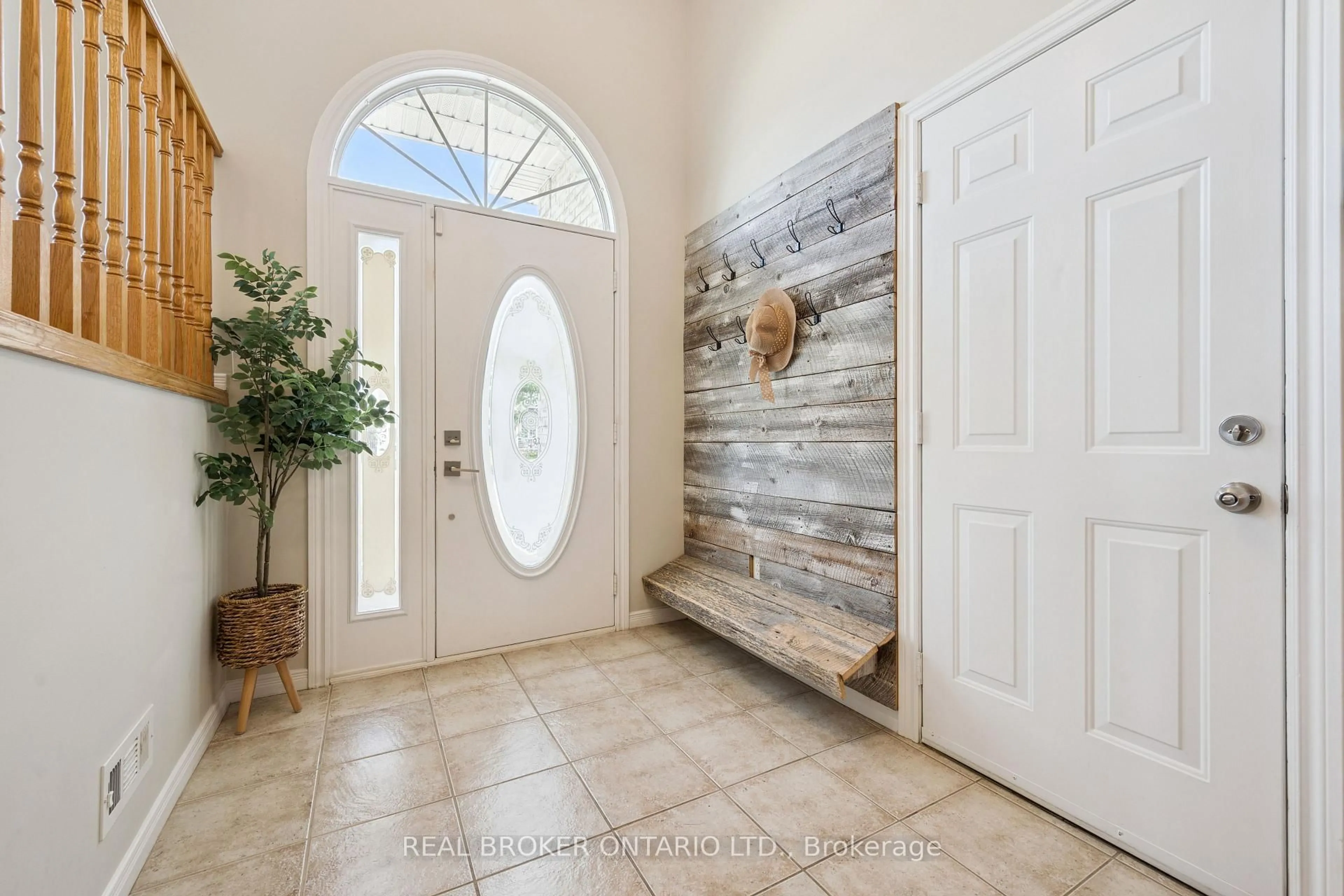 Indoor entryway for 99 Langlaw Dr, Cambridge Ontario N1P 1J1