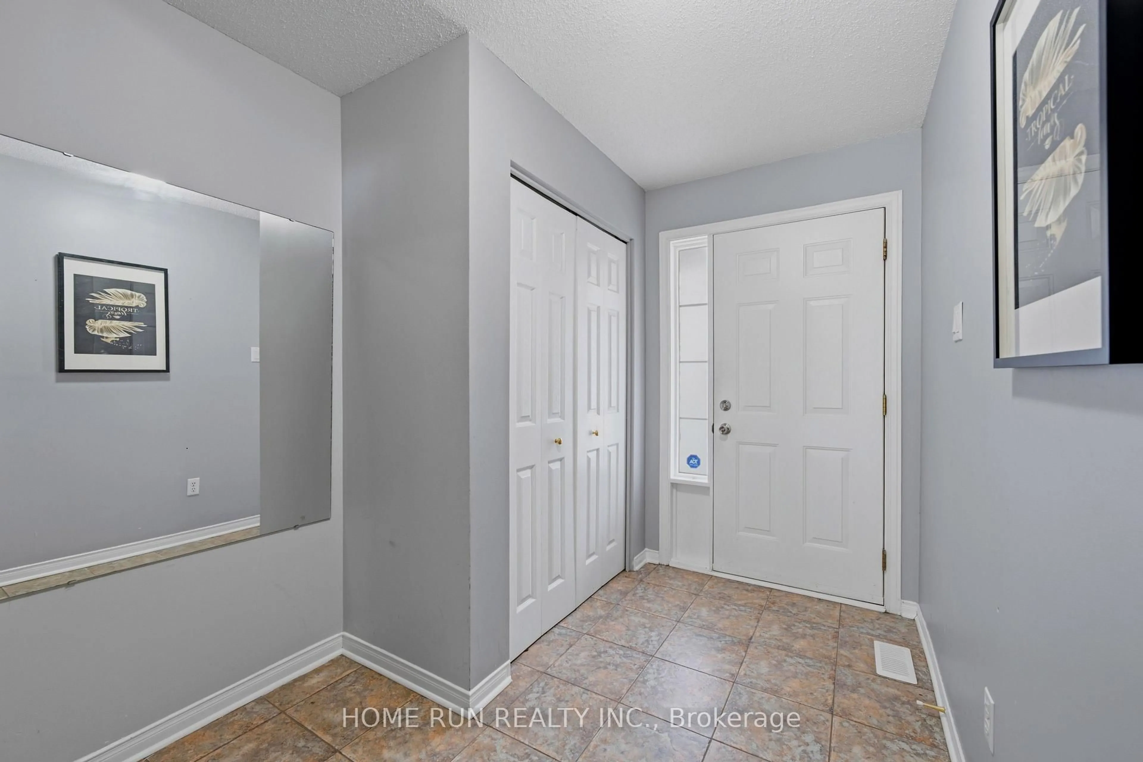 Indoor entryway for 2632 Palings Private, Ottawa Ontario K1T 4A4