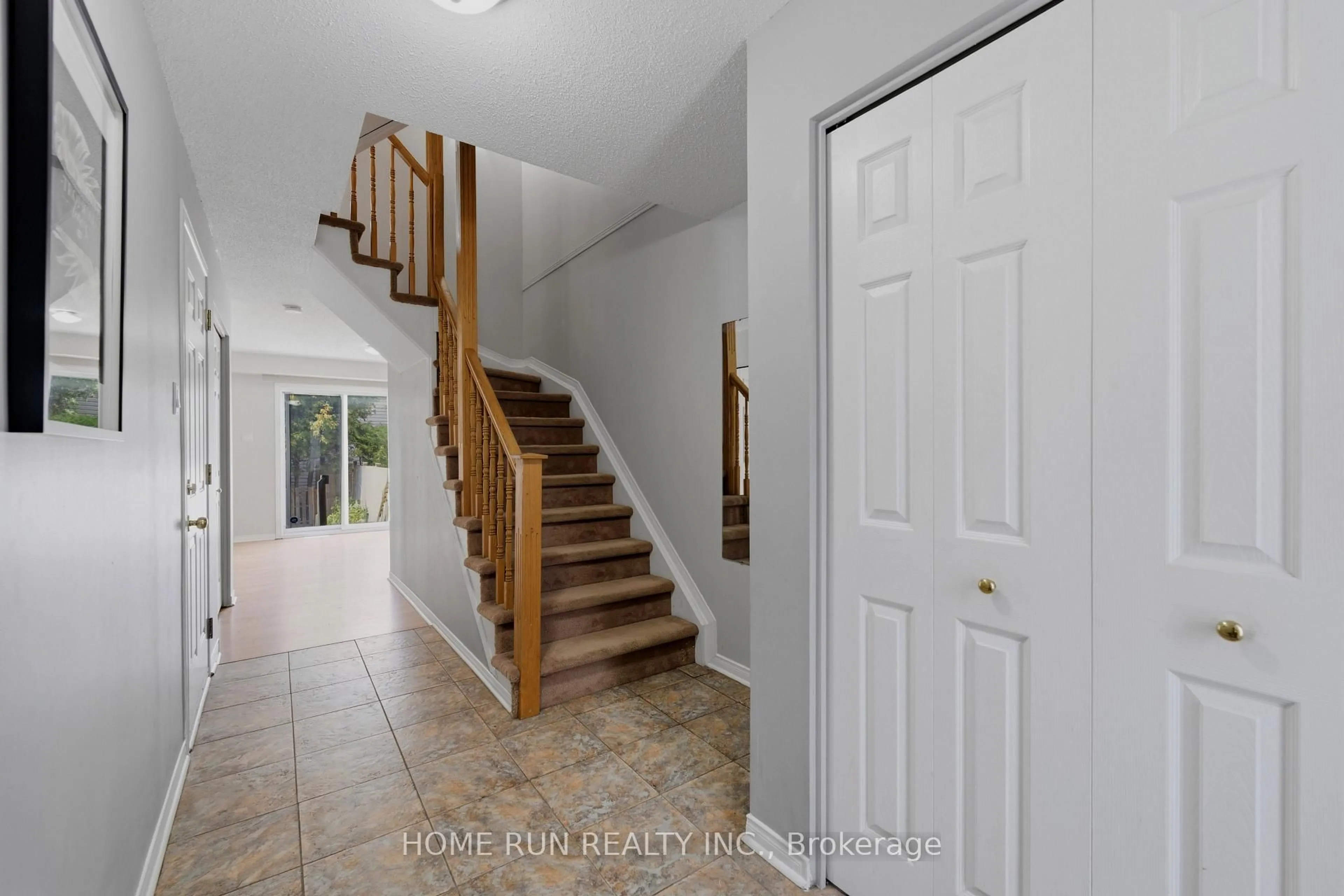 Indoor entryway for 2632 Palings Private, Ottawa Ontario K1T 4A4