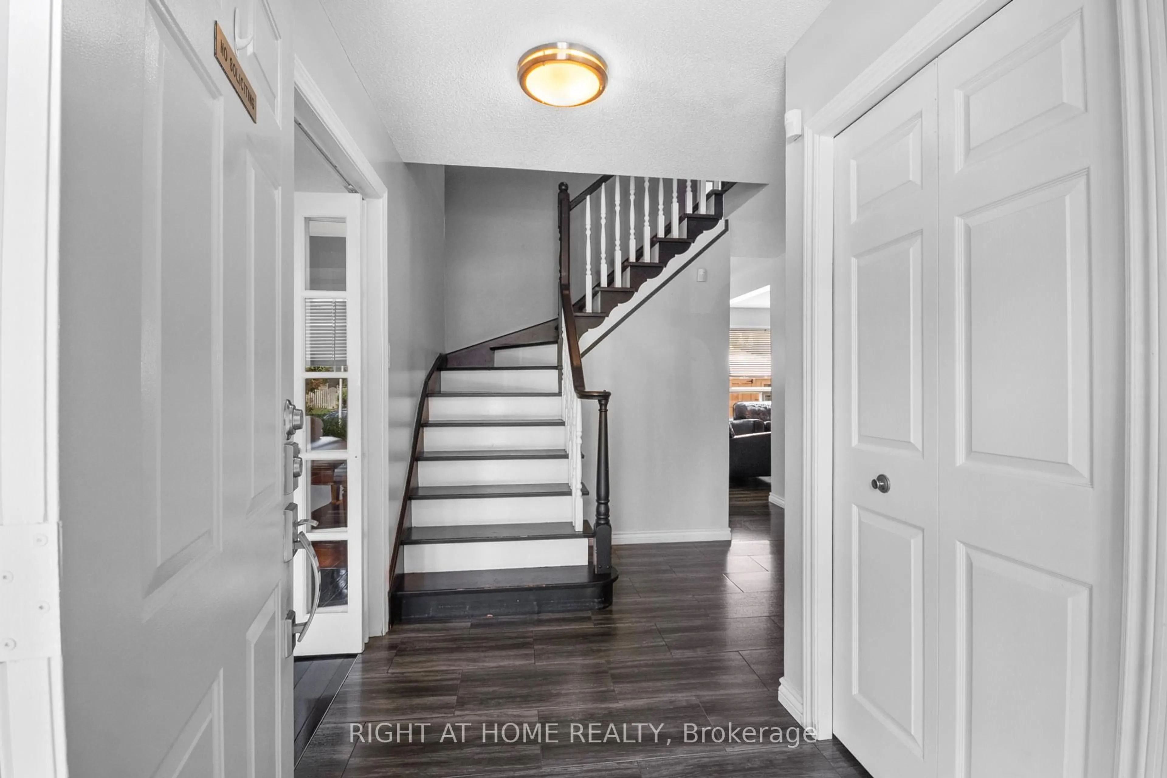 Indoor entryway for 14 Duncan Cres, London East Ontario N5V 4E8